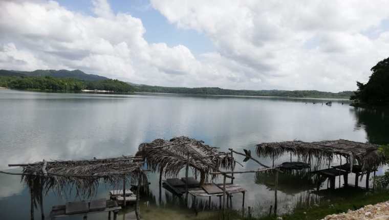 Varias piletas artesanales han sido instaladas en la Laguna de Macanché, en Flores, Petén. (Foto Prensa Libre: Dony Stewart)