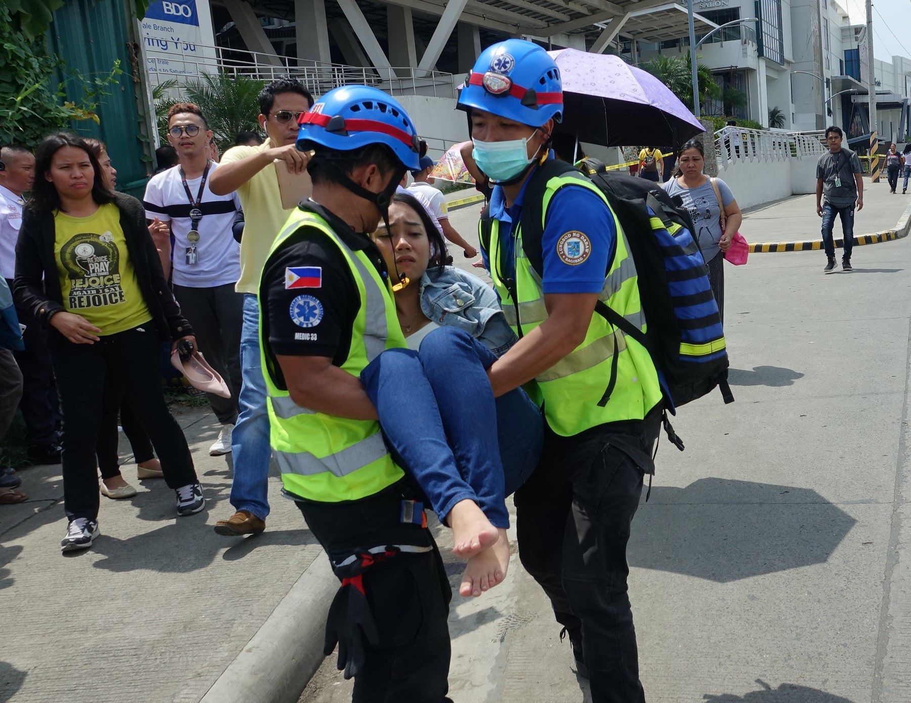 Socorristas trasladan a una persona herida, en Davao. (Foto Prensa Libre: EFE)