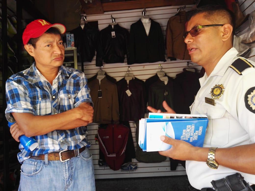 Agentes de la PNC informan a comerciantes del mercado de la zona 1 de Cobán, Alta Verapaz, sobre los delitos de explotación y trata de personas. (Foto Prensa Libre: Cortesía)
