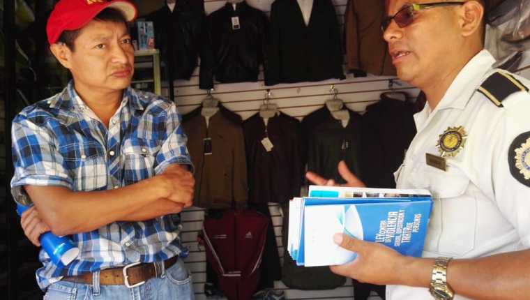 Agentes de la PNC informan a comerciantes del mercado de la zona 1 de Cobán, Alta Verapaz, sobre los delitos de explotación y trata de personas. (Foto Prensa Libre: Cortesía)