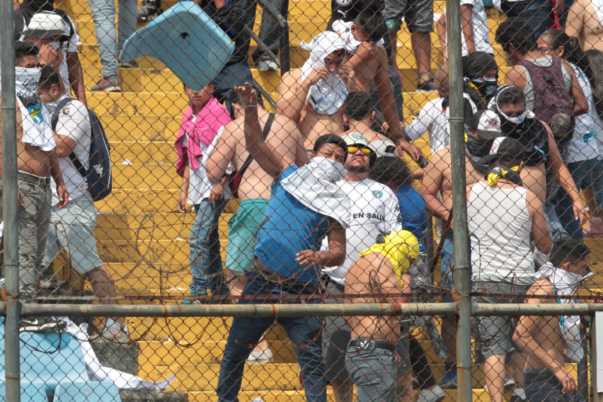 La imagen habla por si sola. Daños al estadio Doroteo Guamuch al final del Clásico 308. (Foto Prensa Libre: Norvin Mendoza)