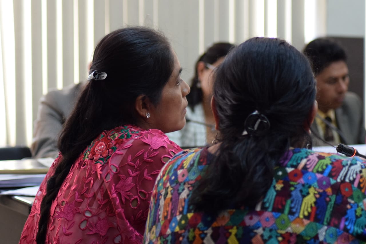 Sulli Suc -con güipil rojo- relata cómo raptaron a su nieto afuera del hospital Roosevelt. (Foto: Prensa Libre: Claudia Martínez) 