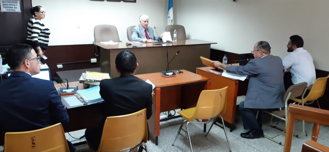 Guliani Mori Díaz escucha al Juez del Tribunal Segundo Pluripersonal en la sentencia. (Foto Prensa Libre: Noé Medina) 