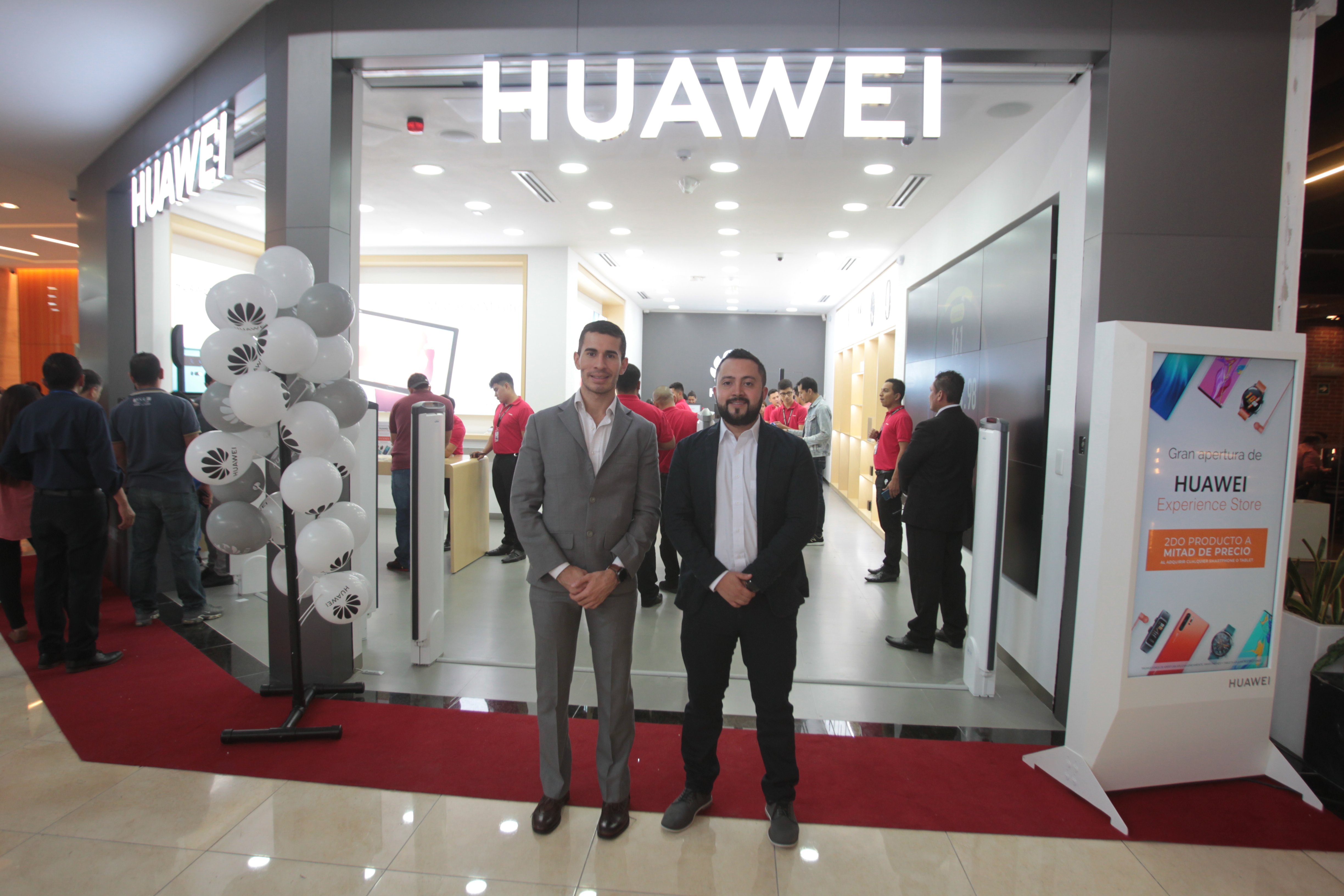 En la nueva Huawei Experience Store está disponible toda la gama de productos para los amantes de los teléfonos Huawei. Foto. Prensa Libre: Norvin Mendoza