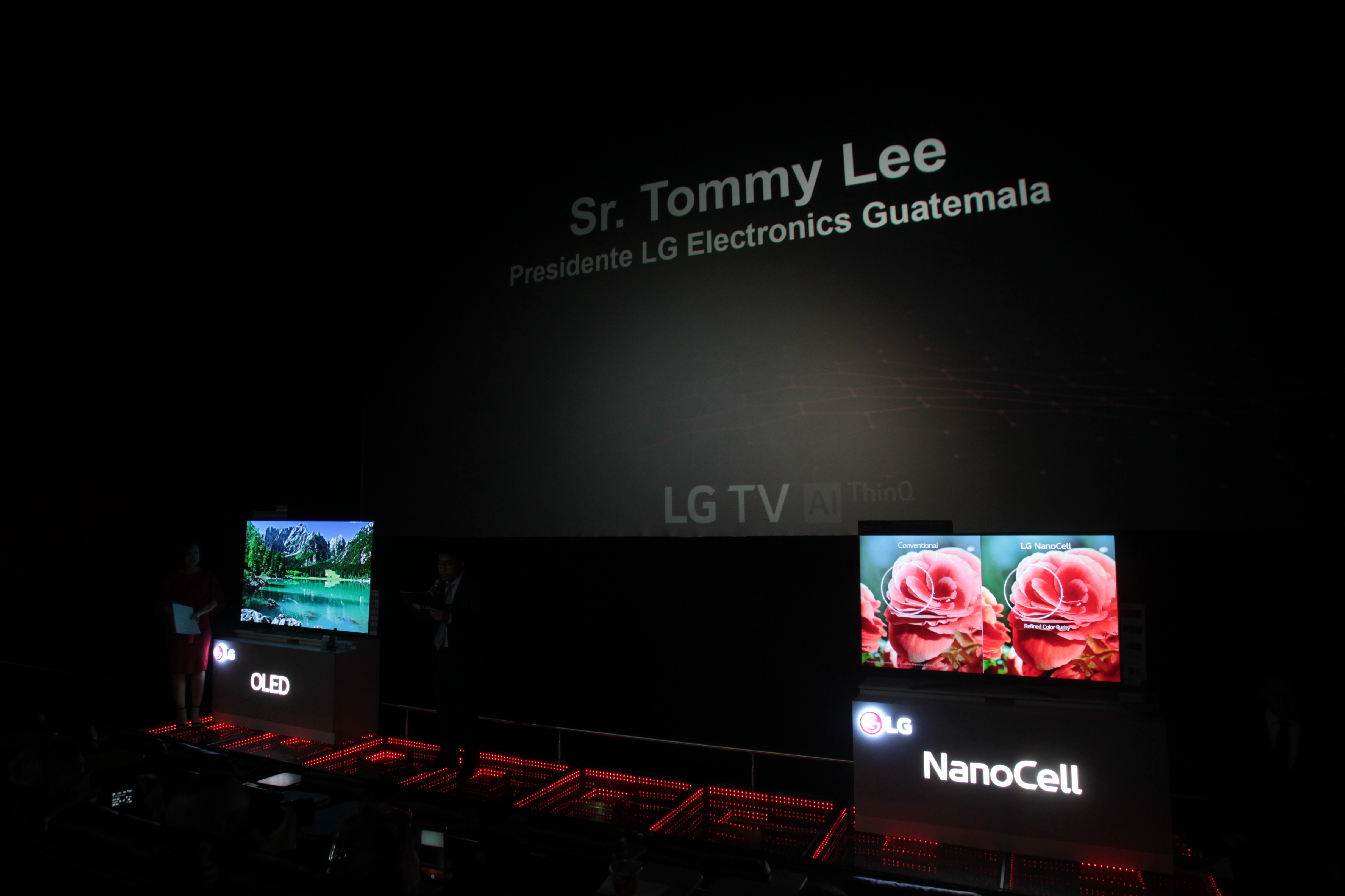 Tommy Lee, representante de LG Guatemala, dio a conocer las bondades de los  nuevos televisores. Foto Prensa Libre: Norvin Mendoza