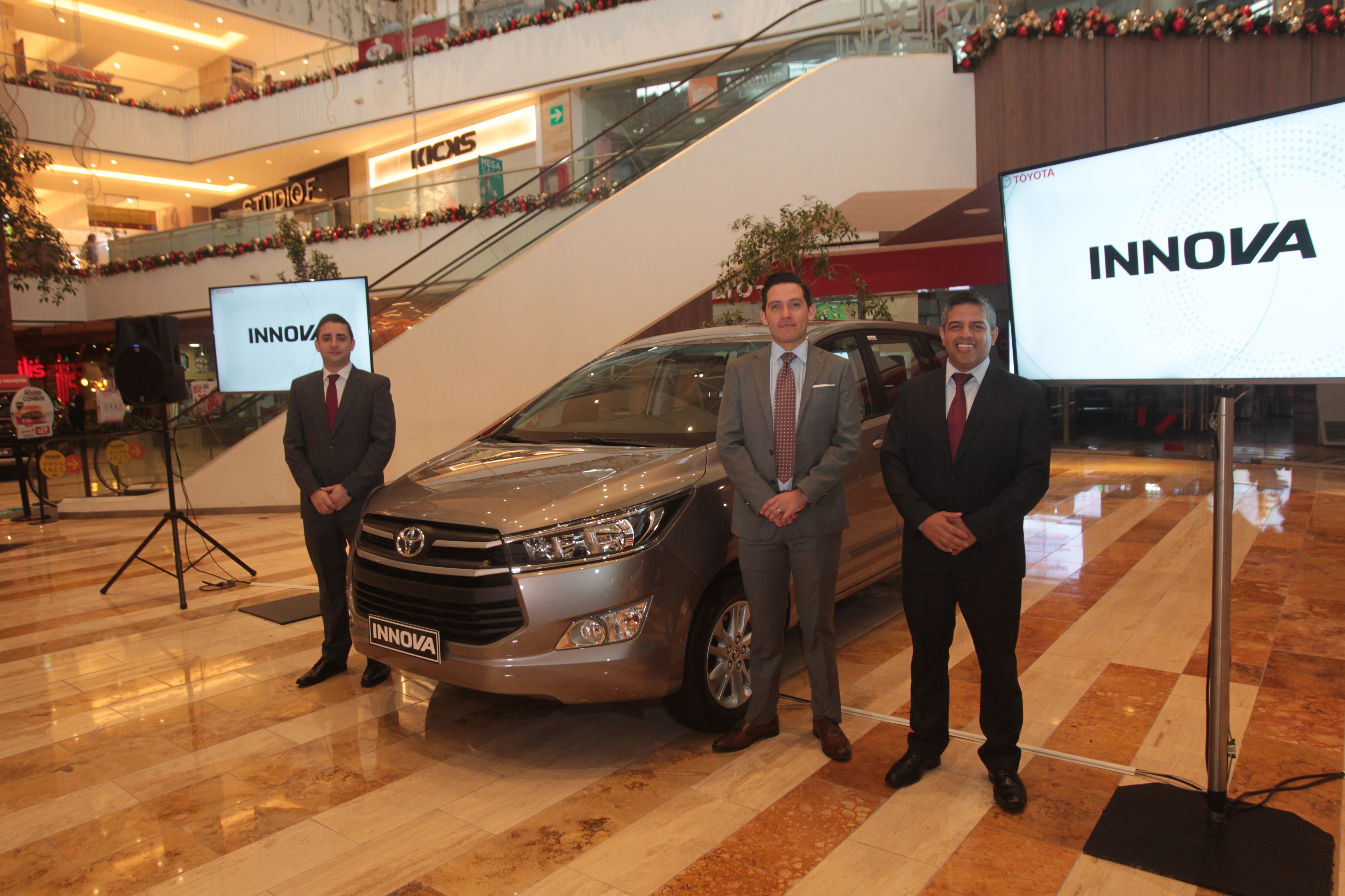 Ejecutivos de Grupo Cofiño presentaron la nueva camioneta Innova. (Foto Prensa Libre: Norvin Mendoza)