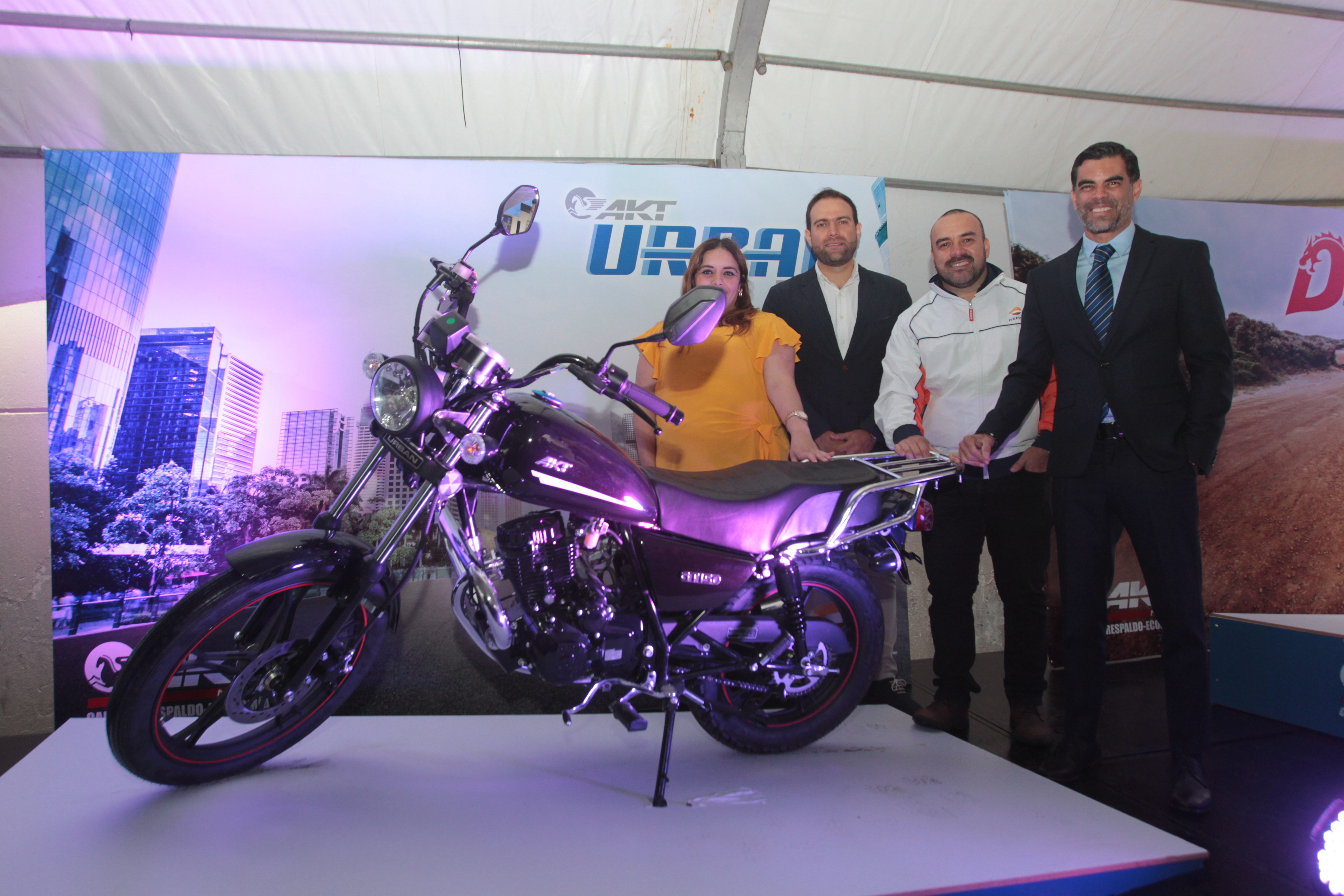 La Curacao presentó la nueva línea de motocicletas AKT. (Foto Prensa Libre: Norvin Mendoza)