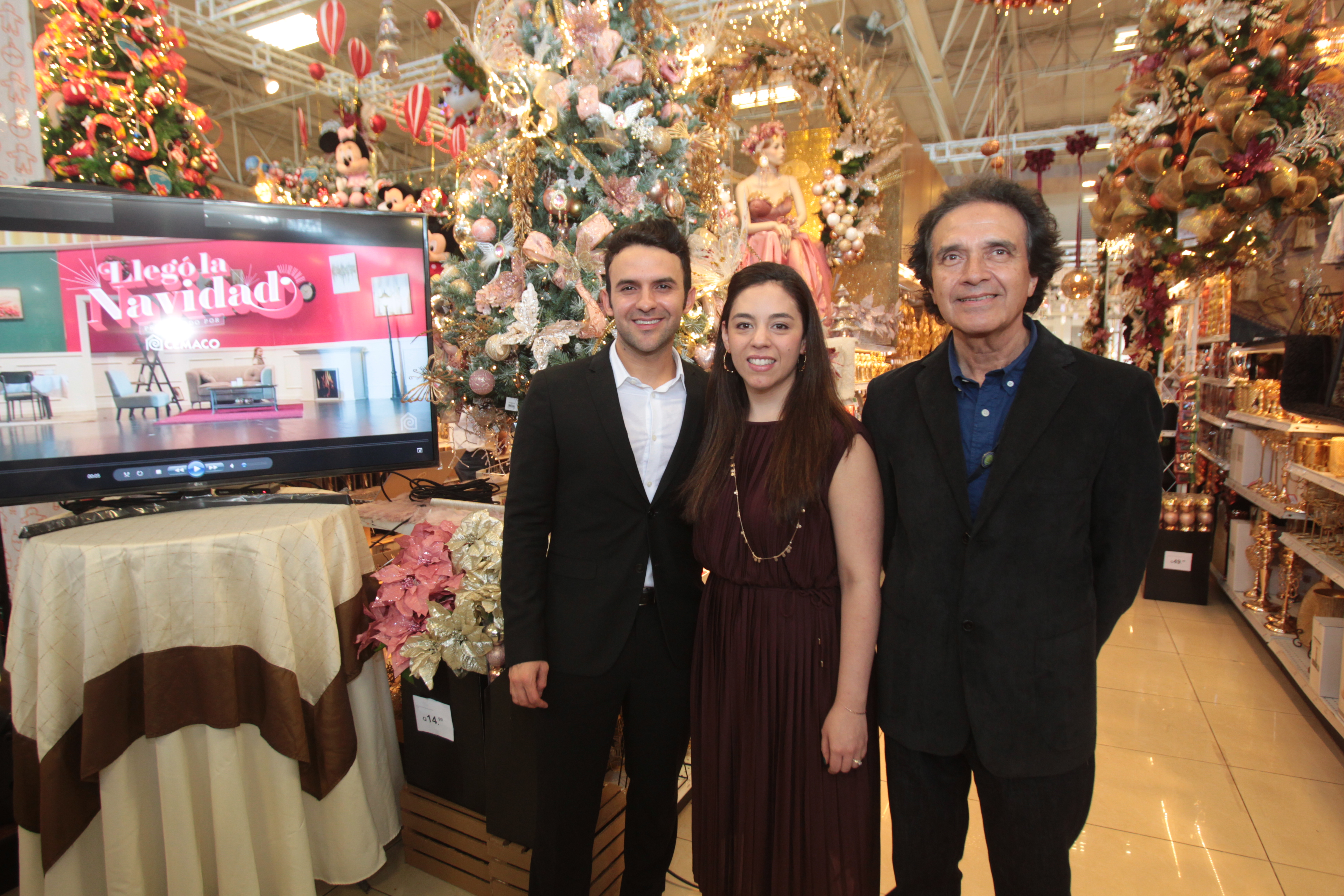 El cantante Carlos Peña y ejecutivos de Cemaco, inauguraron la temporada navideña Foto Prensa Libre: Norvin Mendoza