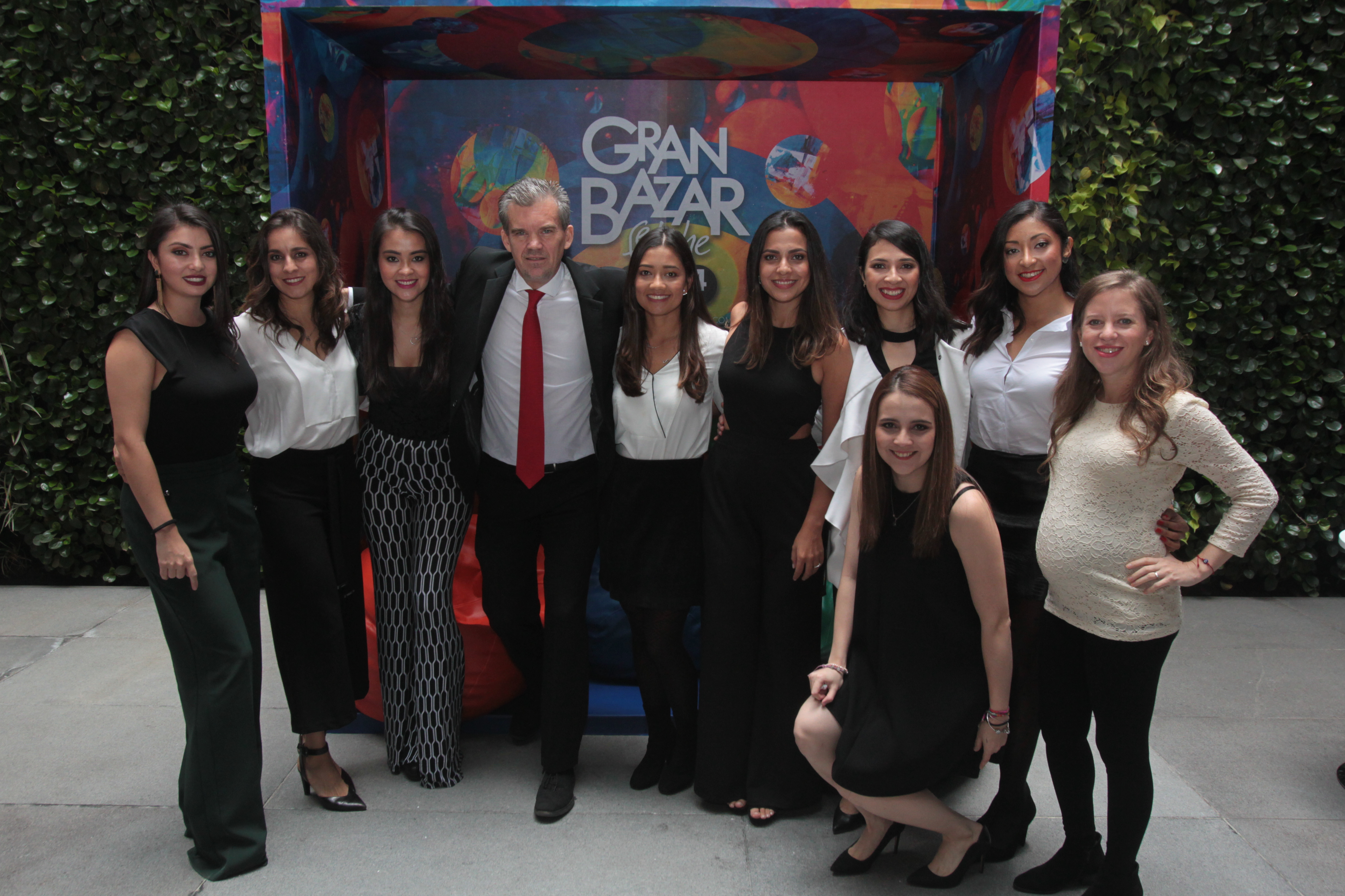 Personal administrativo de Perfumerías Fetiche dio a conocer los detalles del Gran Bazar Fetiche. (Foto Prensa Libre: Norvin Mendoza)