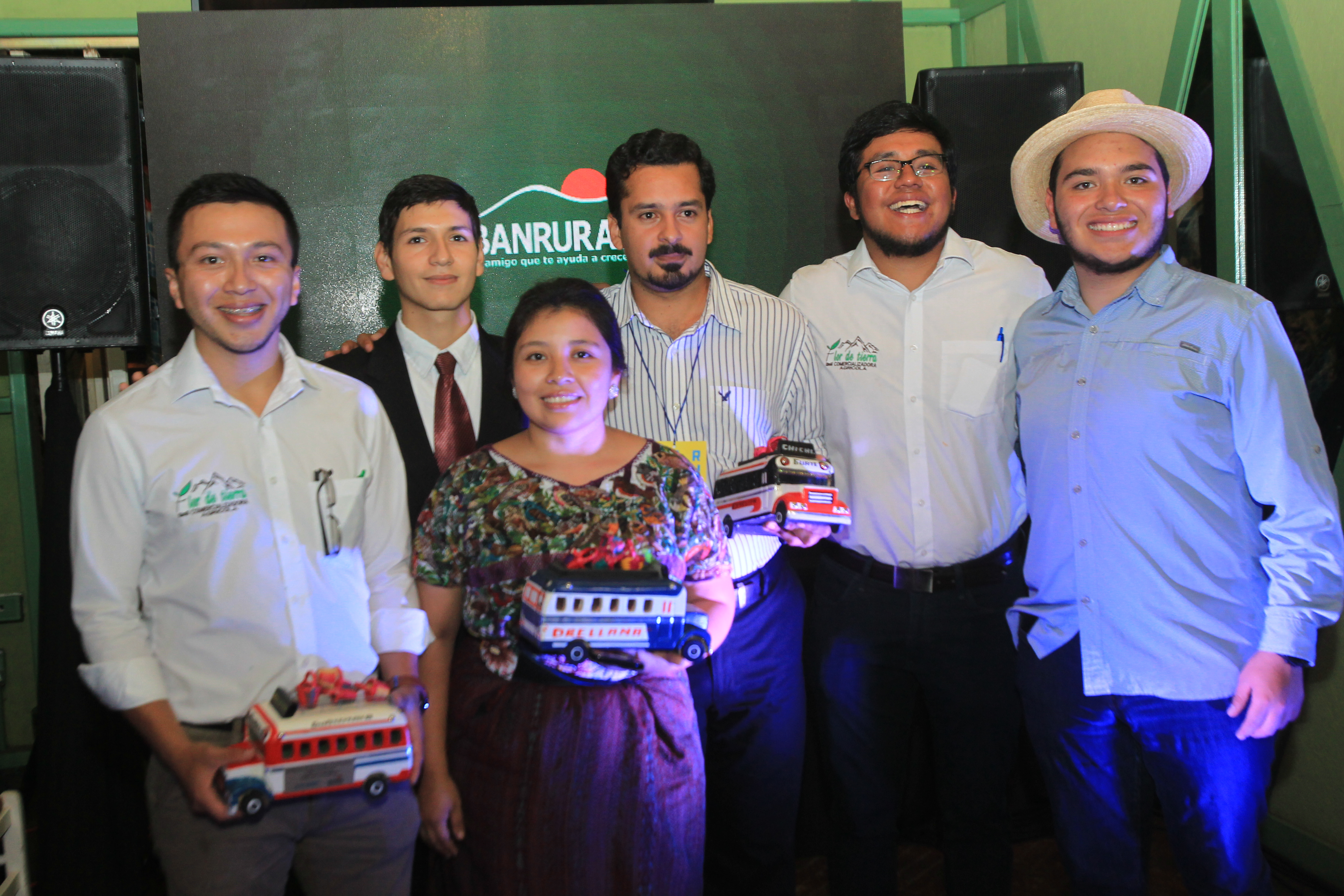 Banrural premió a los ganadores del programa Desafío los Encuentros. Foto Norvin Mendoza