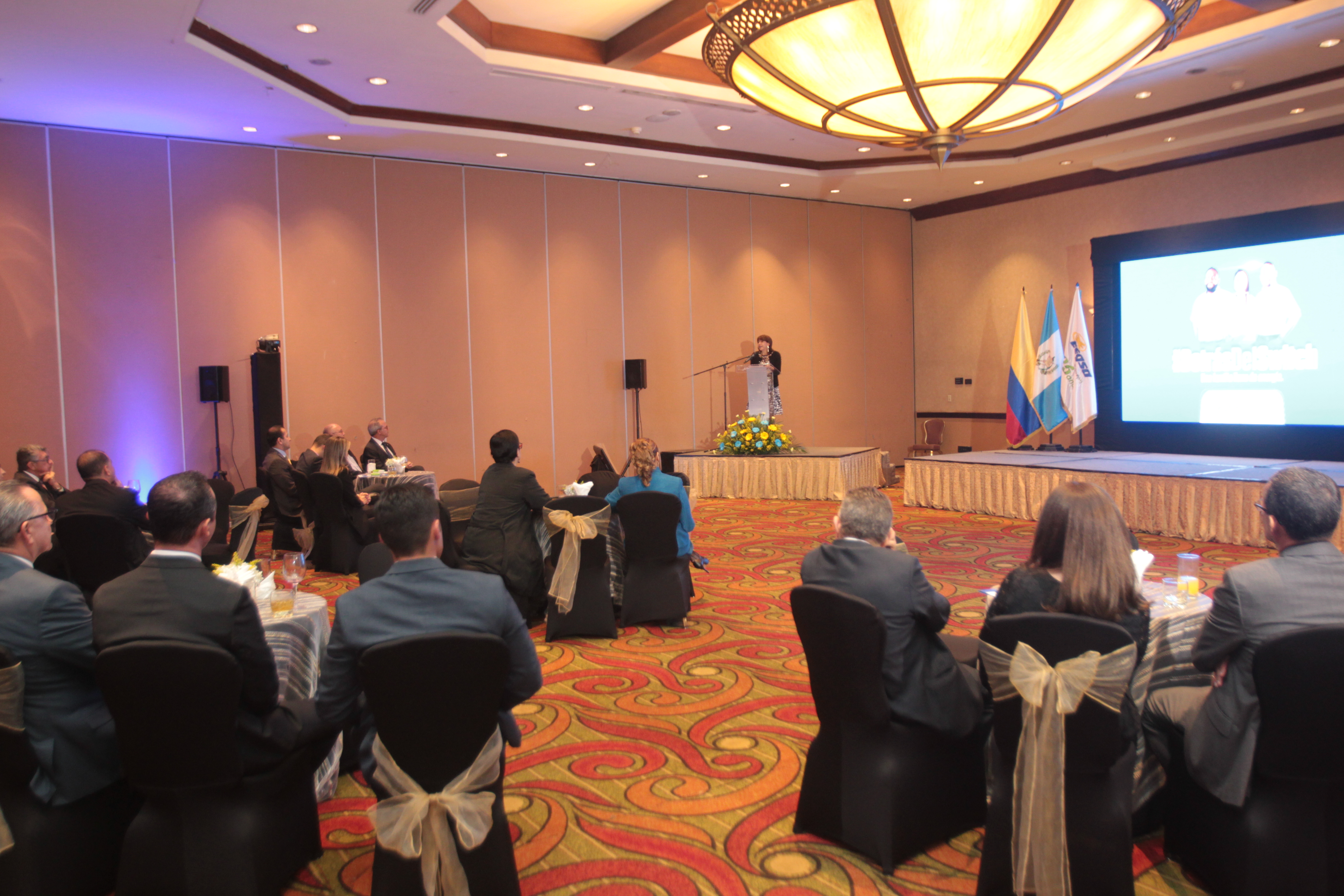 La celebración de los 125 años se realizó junto a un grupo selecto de invitados. (Foto Prensa Libre: Norvin Mendoza)