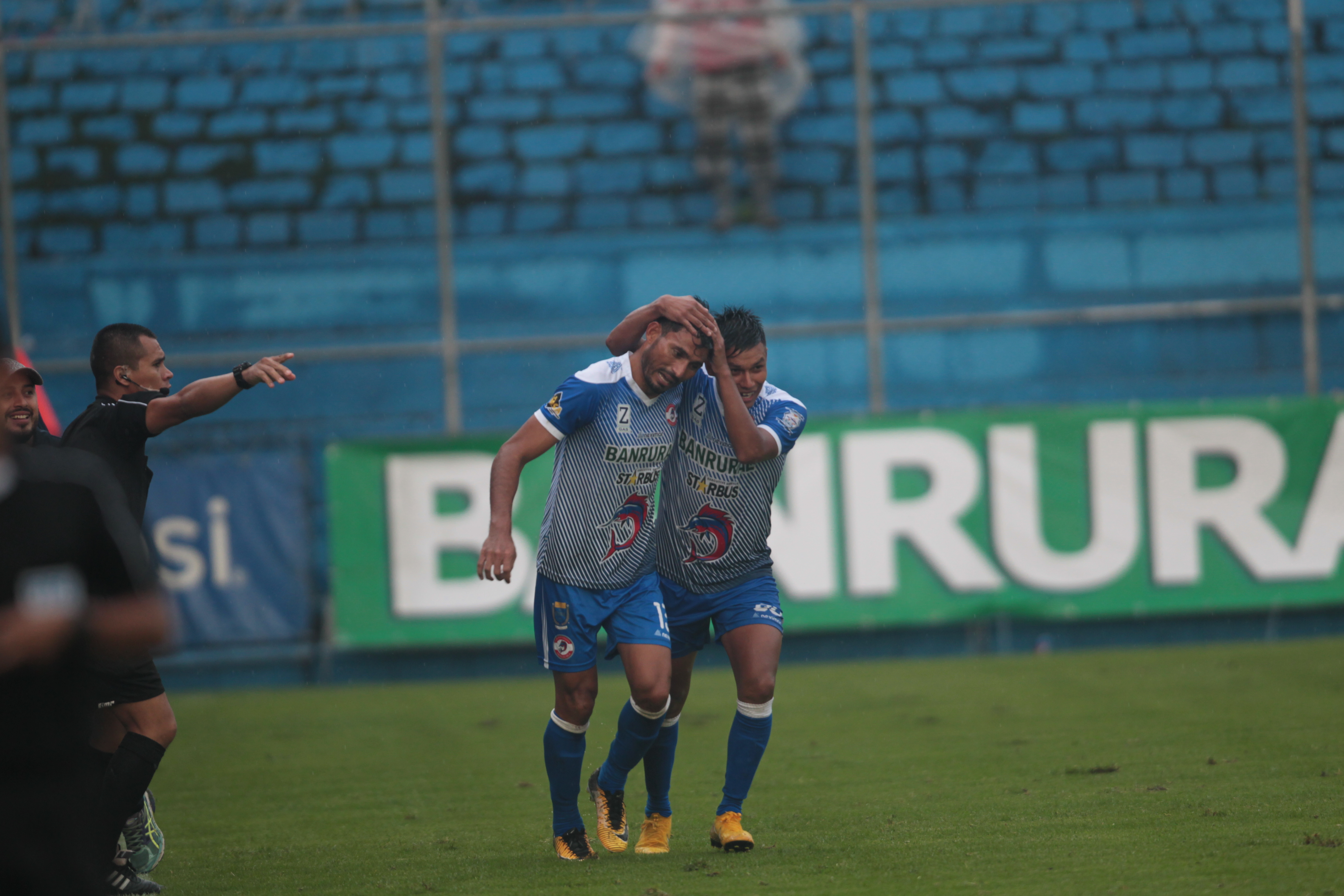 Los jugadores de Iztapa festejan en El Trébol. (Foto Prensa Libre: Norvin Mendoza)