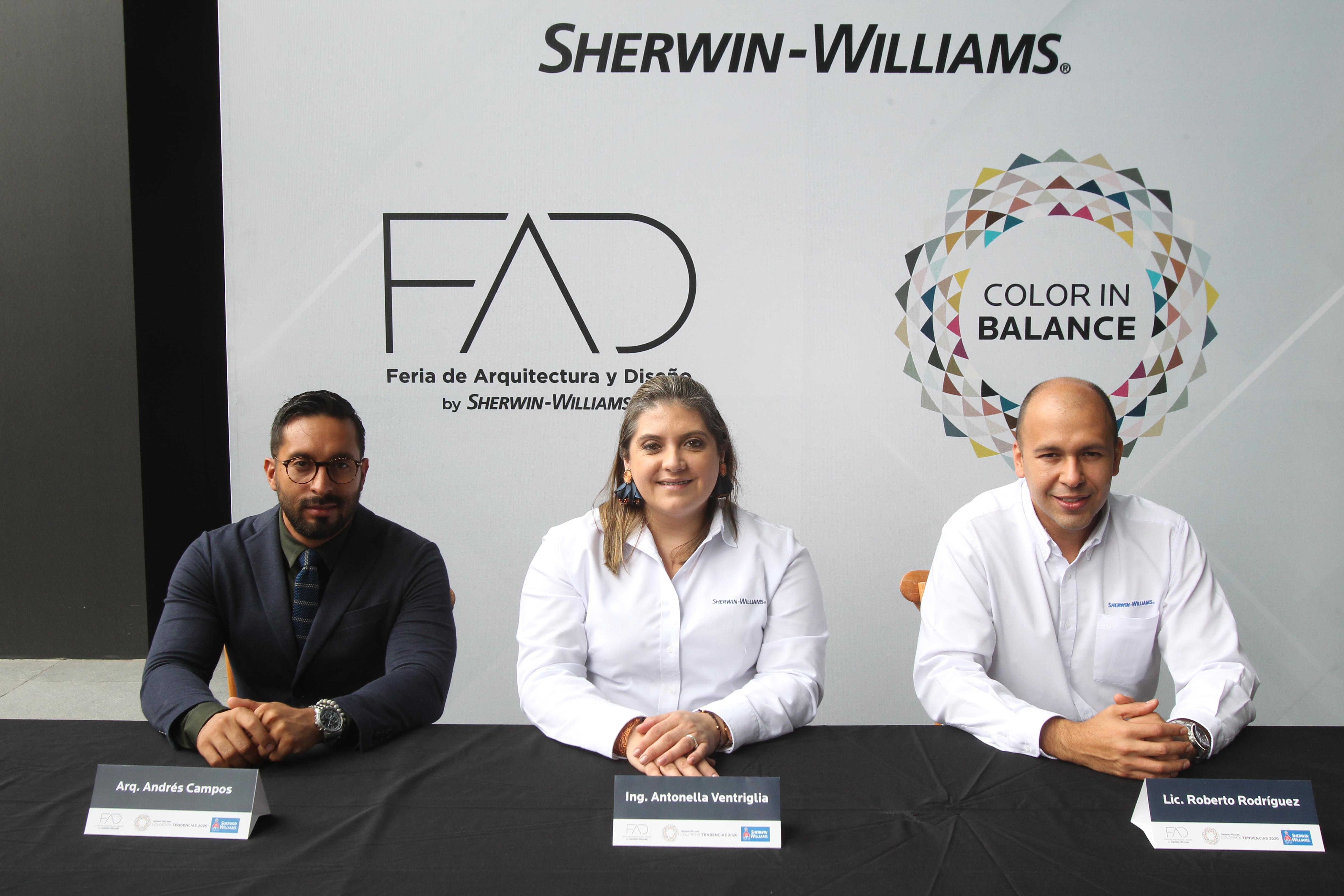 Representantes de Sherwin Williams estuvieron en la primera edición de la Feria de Arquitectura y Diseño. (Foto Prensa Libre, Norvin Mendoza)