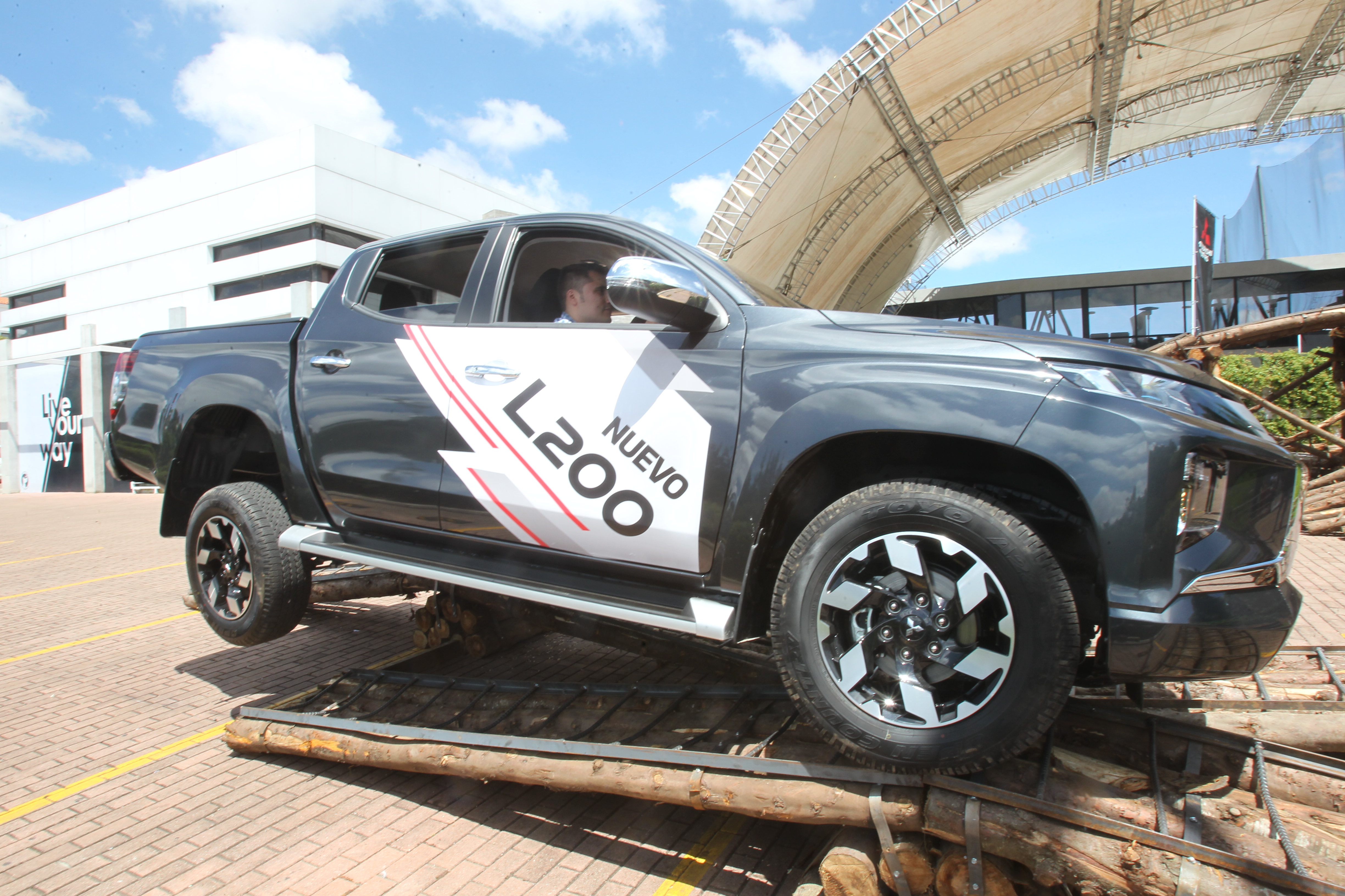Con una exigente prueba de manejo, Excel presentó los nuevos pick ups L200 de Mitsubishi. (Foto Prensa Libre: Norvin Mendoza)