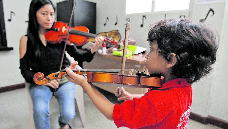 Un niño aprende a tocar violín en el Conservatorio Nacional de Música, Germán Alcántara, institución que, como todas las ligadas al arte, podría resultar afectada con el recorte presupuestario. (Foto Prensa Libre: Hemeroteca PL