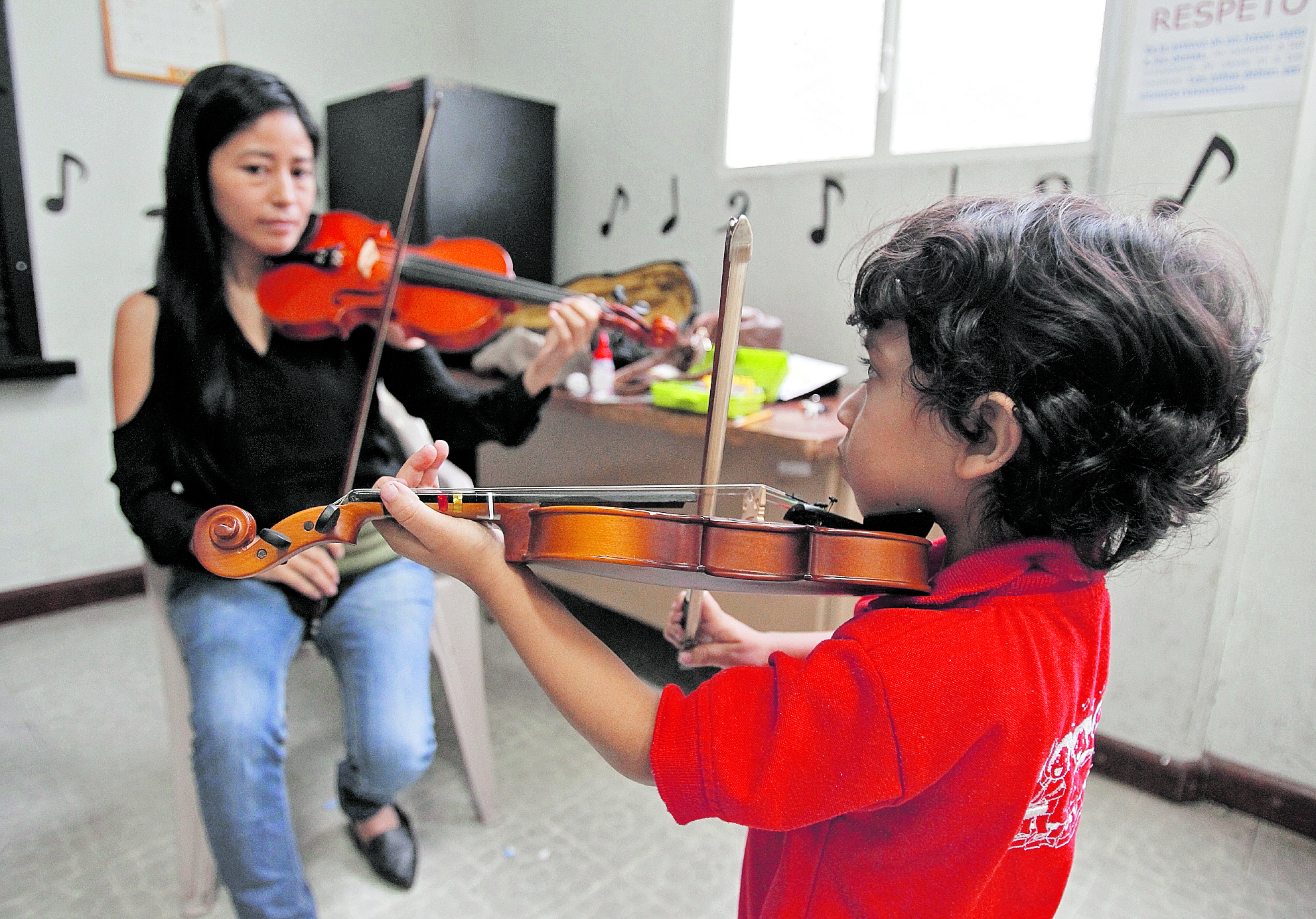 Un niño aprende a tocar violín en el Conservatorio Nacional de Música, Germán Alcántara, institución que, como todas las ligadas al arte, podría resultar afectada con el recorte presupuestario. (Foto Prensa Libre: Hemeroteca PL