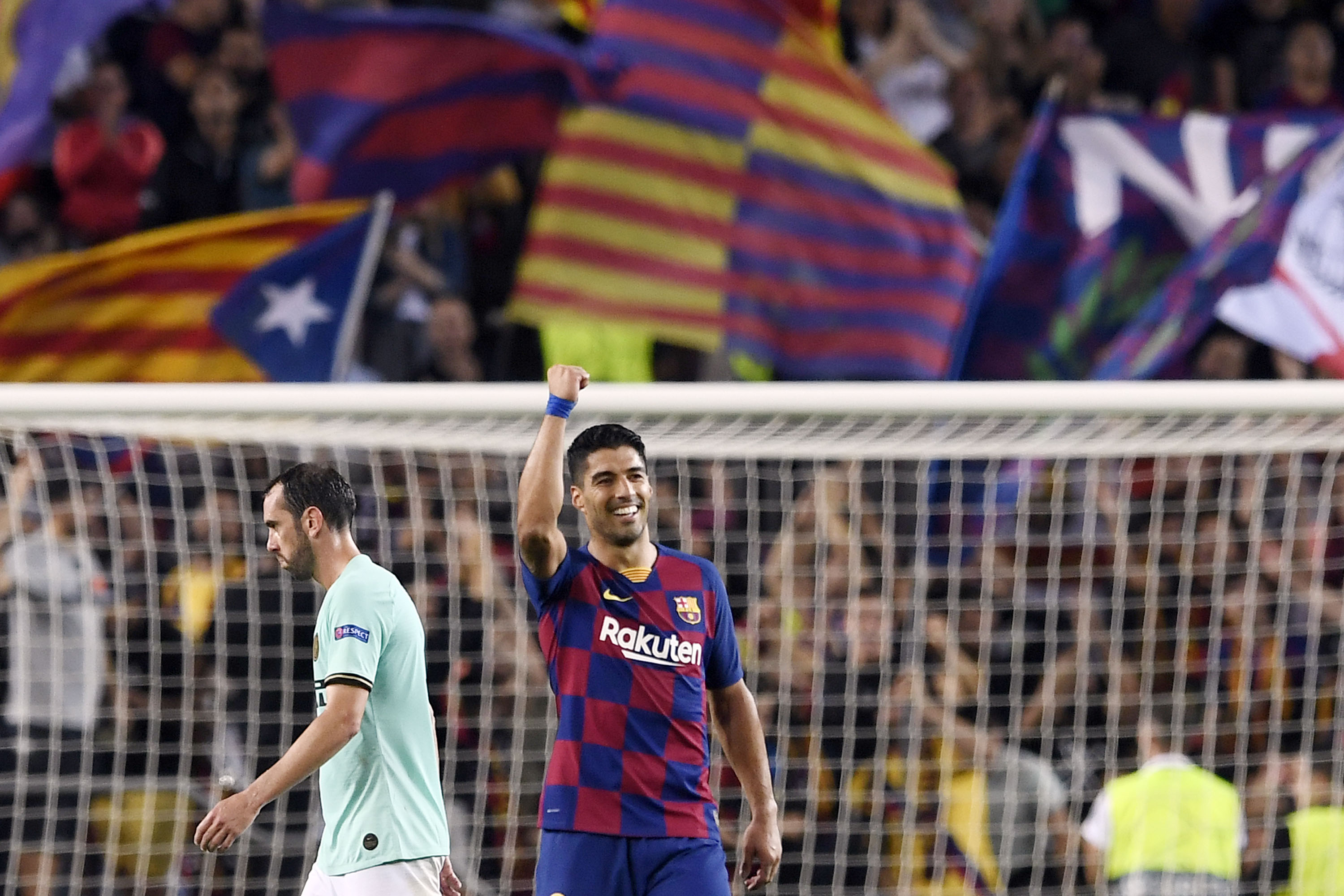 Luis Suárez celebra mientras su compatriota Diego Godín sale triste en el Camp Nou. (Foto Prensa Libre: AFP)