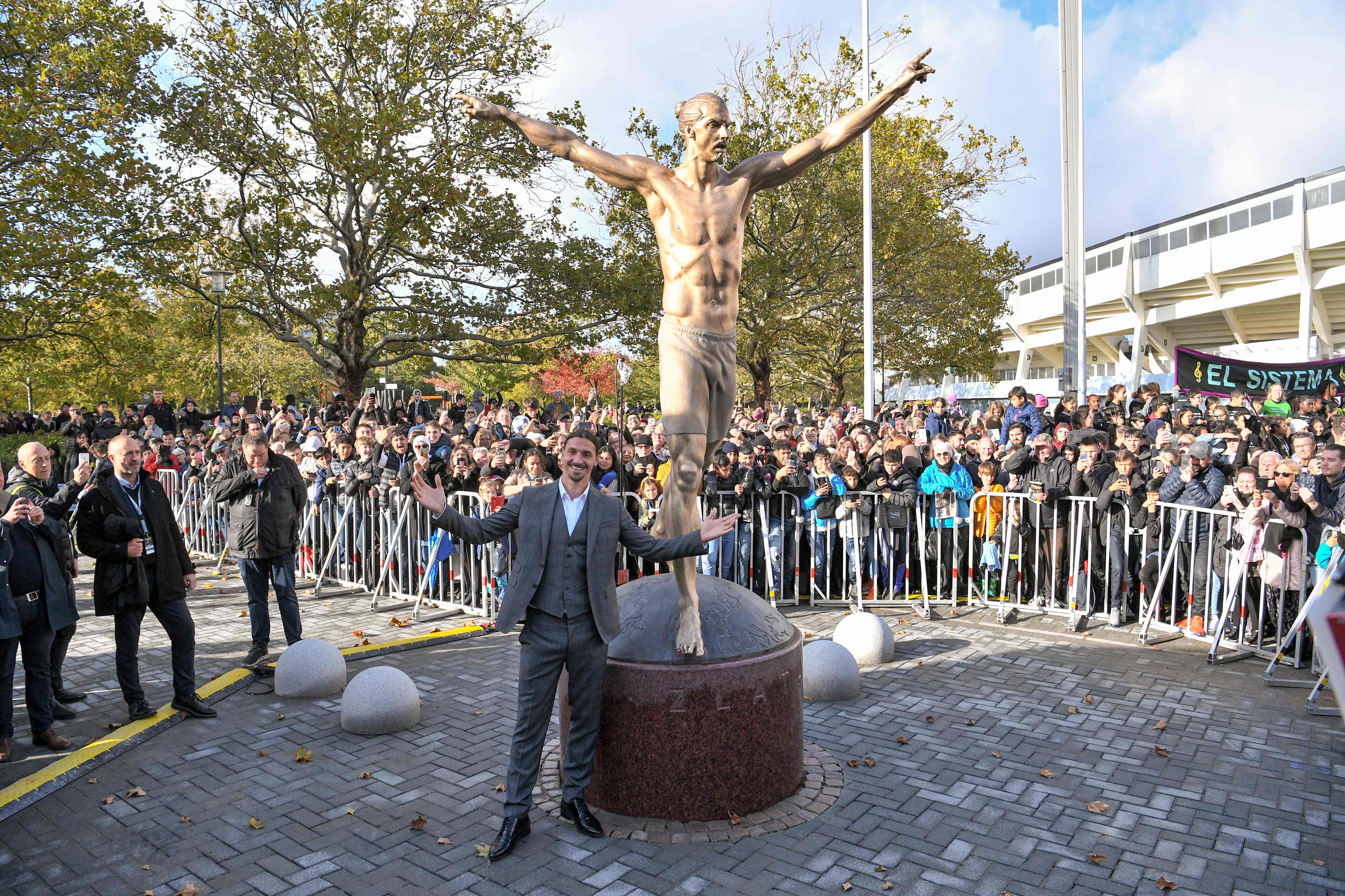 Zlatan Ibrahimovic inauguró una estatua en Suecia. (Foto Prensa Libre: AFP)