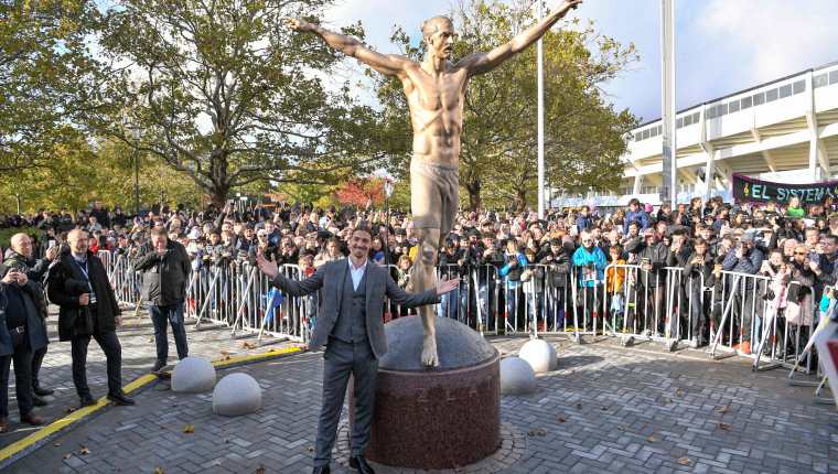 Zlatan Ibrahimovic inauguró una estatua en Suecia. (Foto Prensa Libre: AFP)