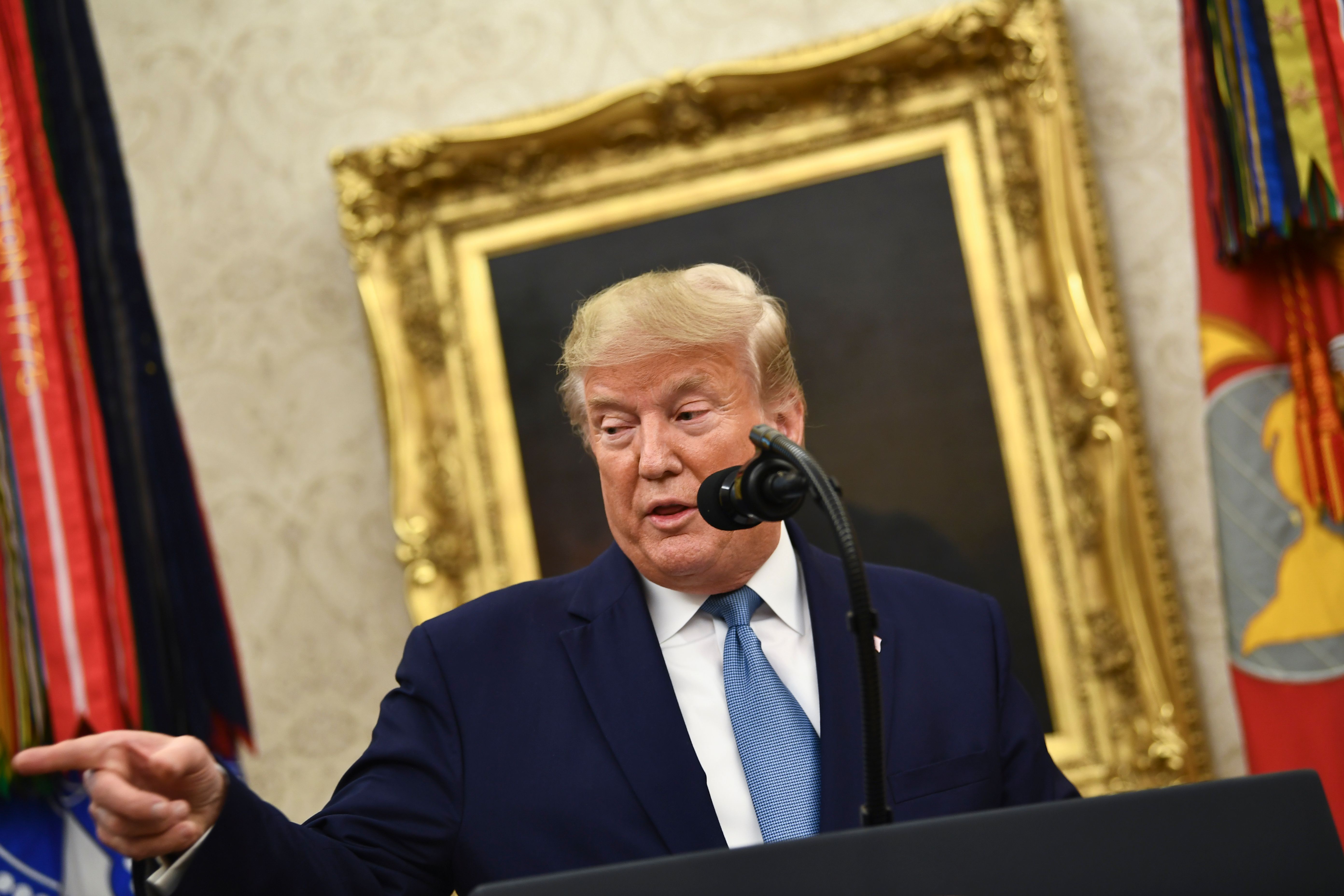 Donald Trump, habla antes de otorgar la Medalla de la Libertad al ex fiscal general Edwin Meese durante una ceremonia en la Oficina Oval en la Casa Blanca en Washington, (Foto Prensa Libre: AFP)
