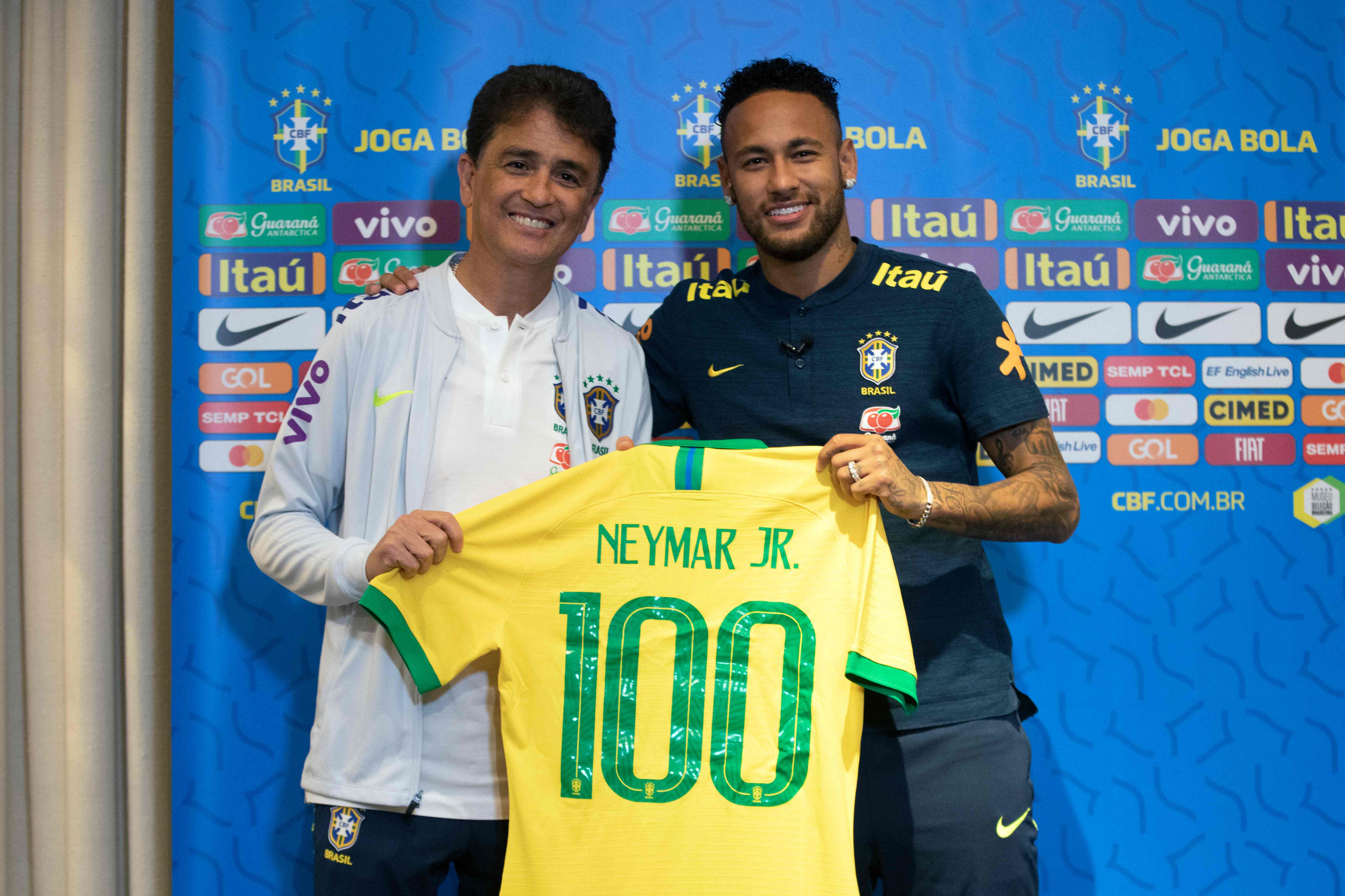 Neymar luce orgulloso la camisola de sus cien partidos con Brasil. (Foto Prensa: AFP)