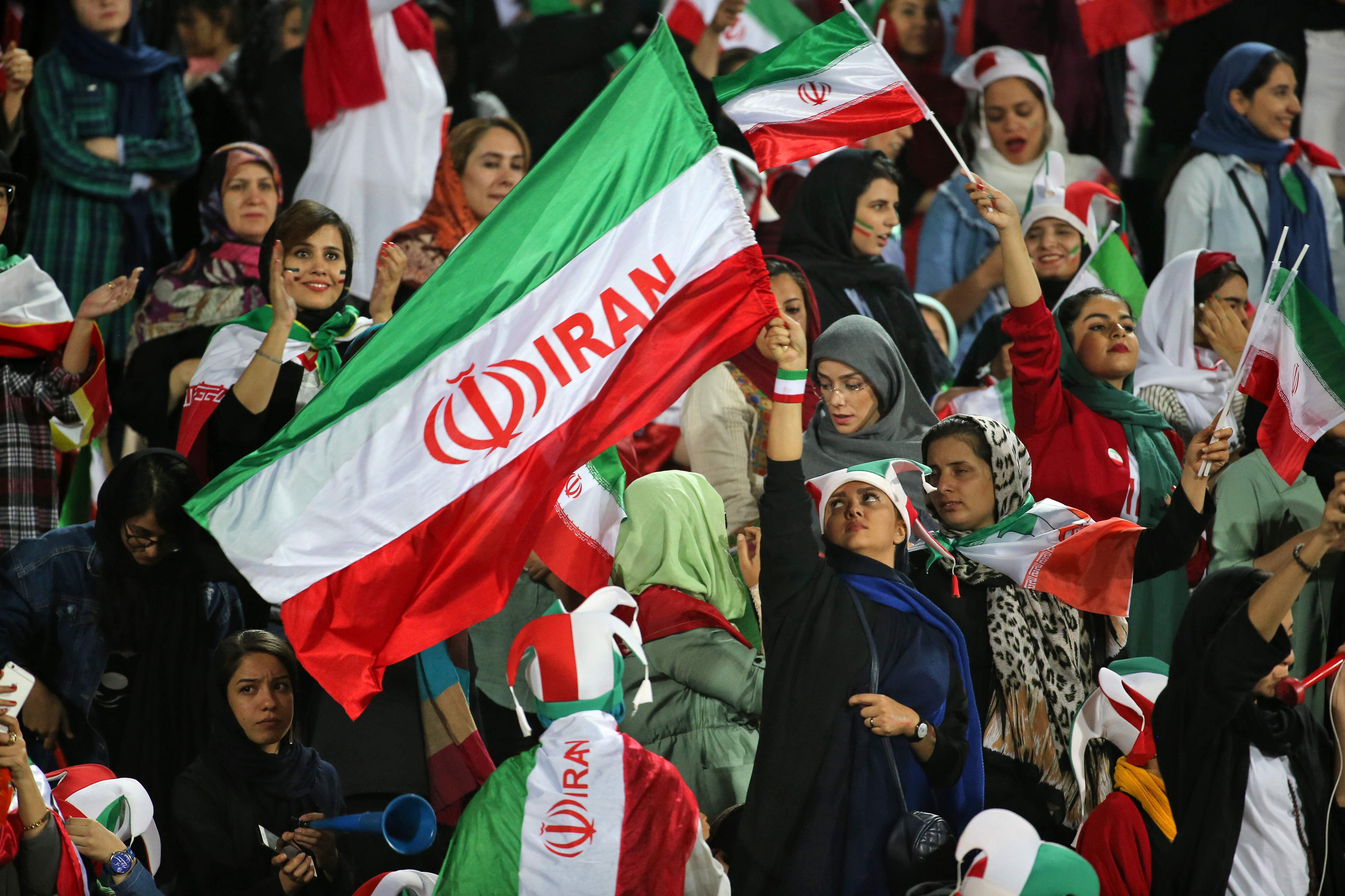 Las mujeres iraníes pudieron entrar a los estadios sin ningún problema en el partido de su selección. (Foto Prensa Libre: AFP)