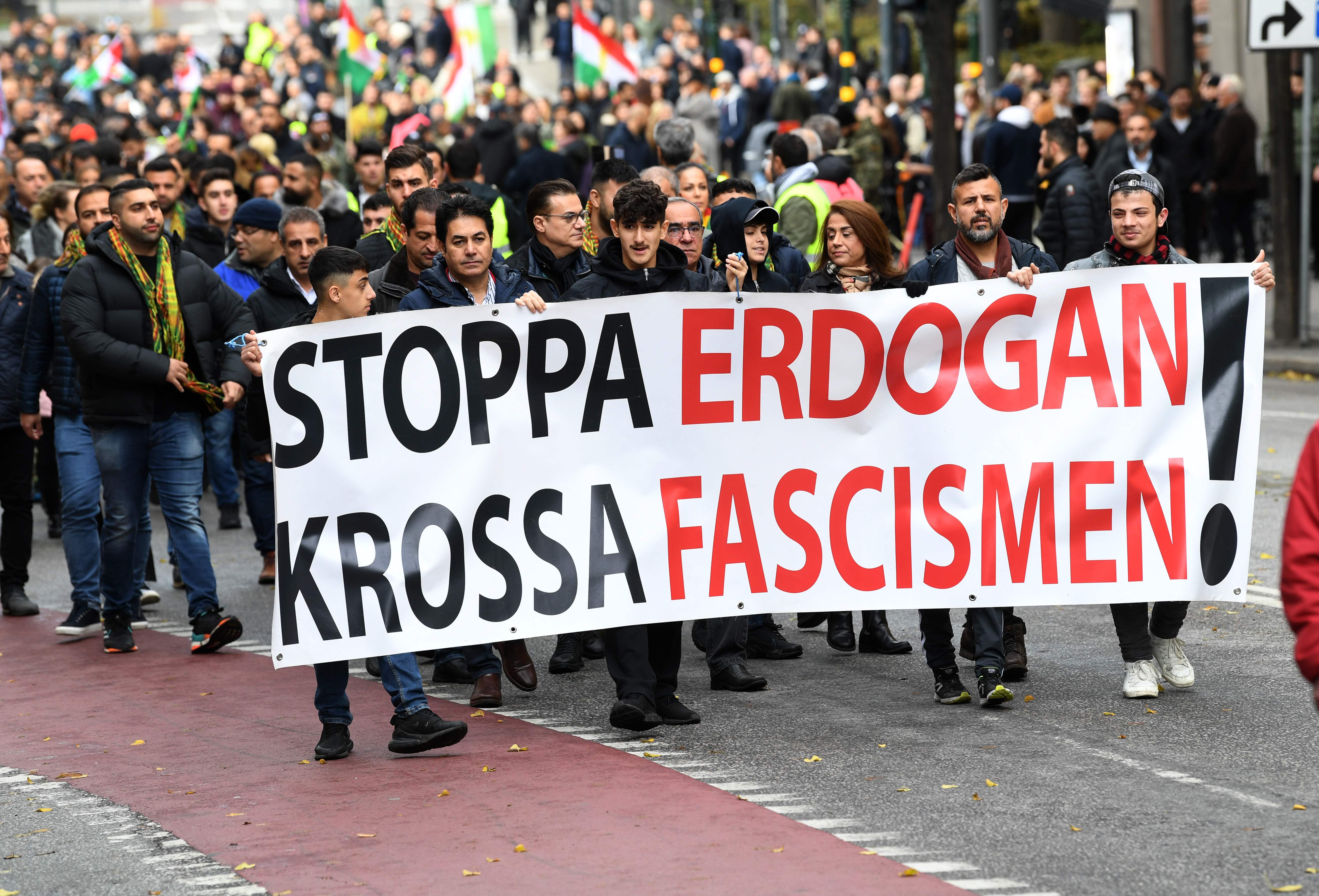 Kurdos participan en una manifestación con una pancarta que decía "Alto a Erdogan, aplasta el fascismo" en Estocolmo, Suecia, el 12 de octubre de 2019, para apoyar a los militantes kurdos mientras Turquía sigue atacando las ciudades fronterizas. (Foto Prensa Libre: AFP)