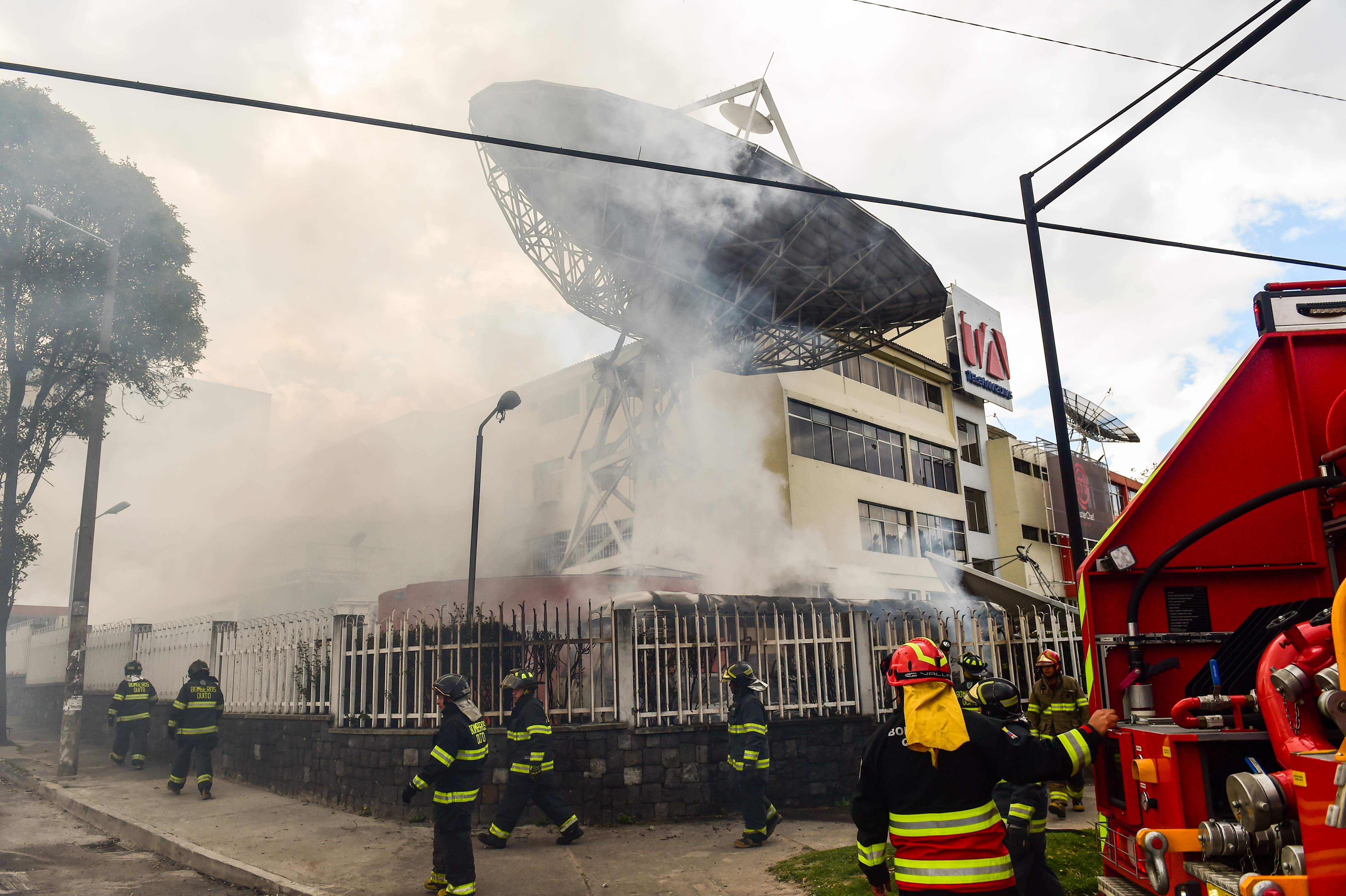El canal Teleamazonas fue atacadas este sábado por la tarde por manifestantes en Ecuador. (Foto Prensa Libre: AFP)