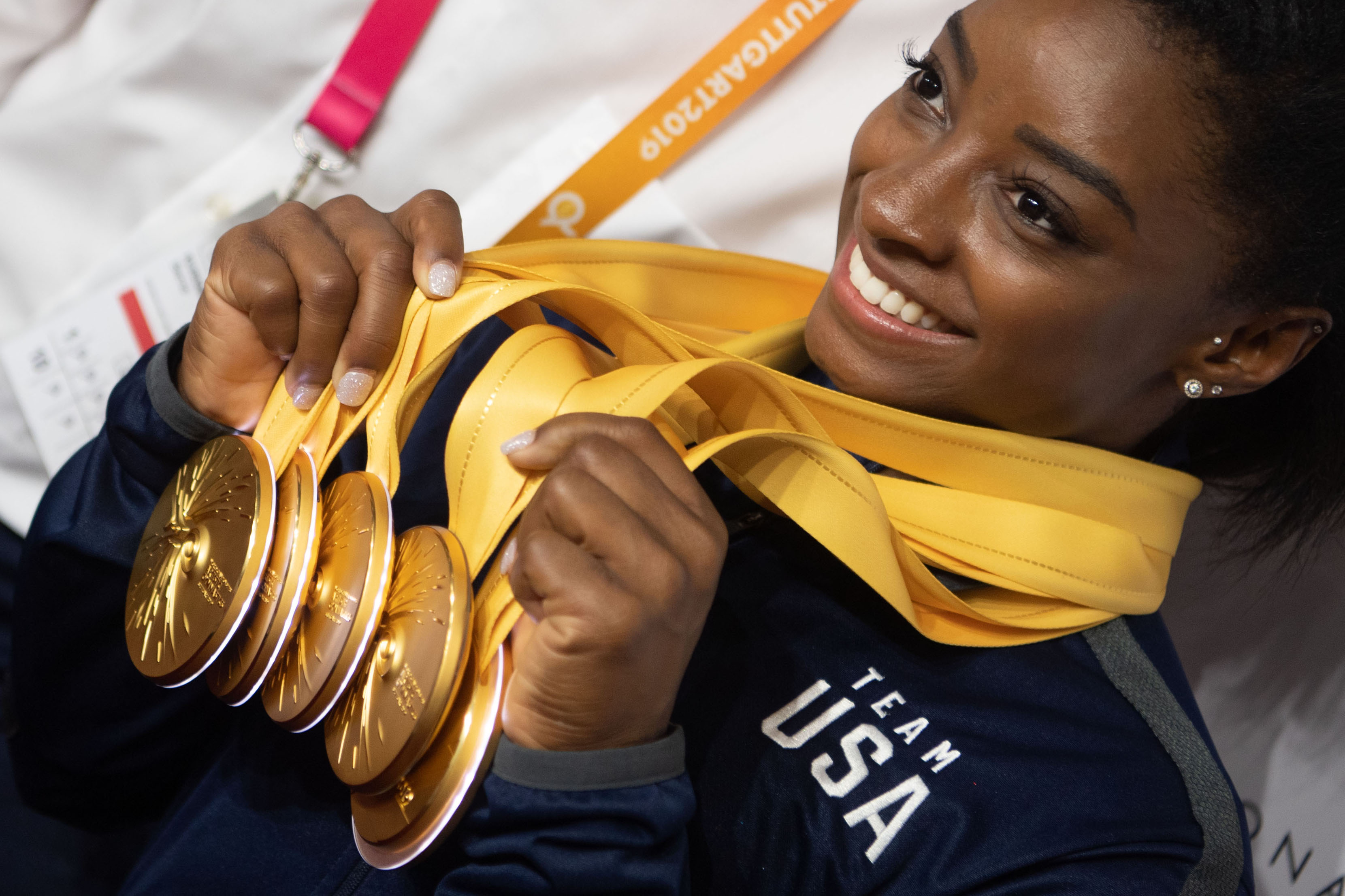 Simone Biles luce sus preseas de oro en el Mundial de Gimnasia. (Foto Prensa Libre: AFP)