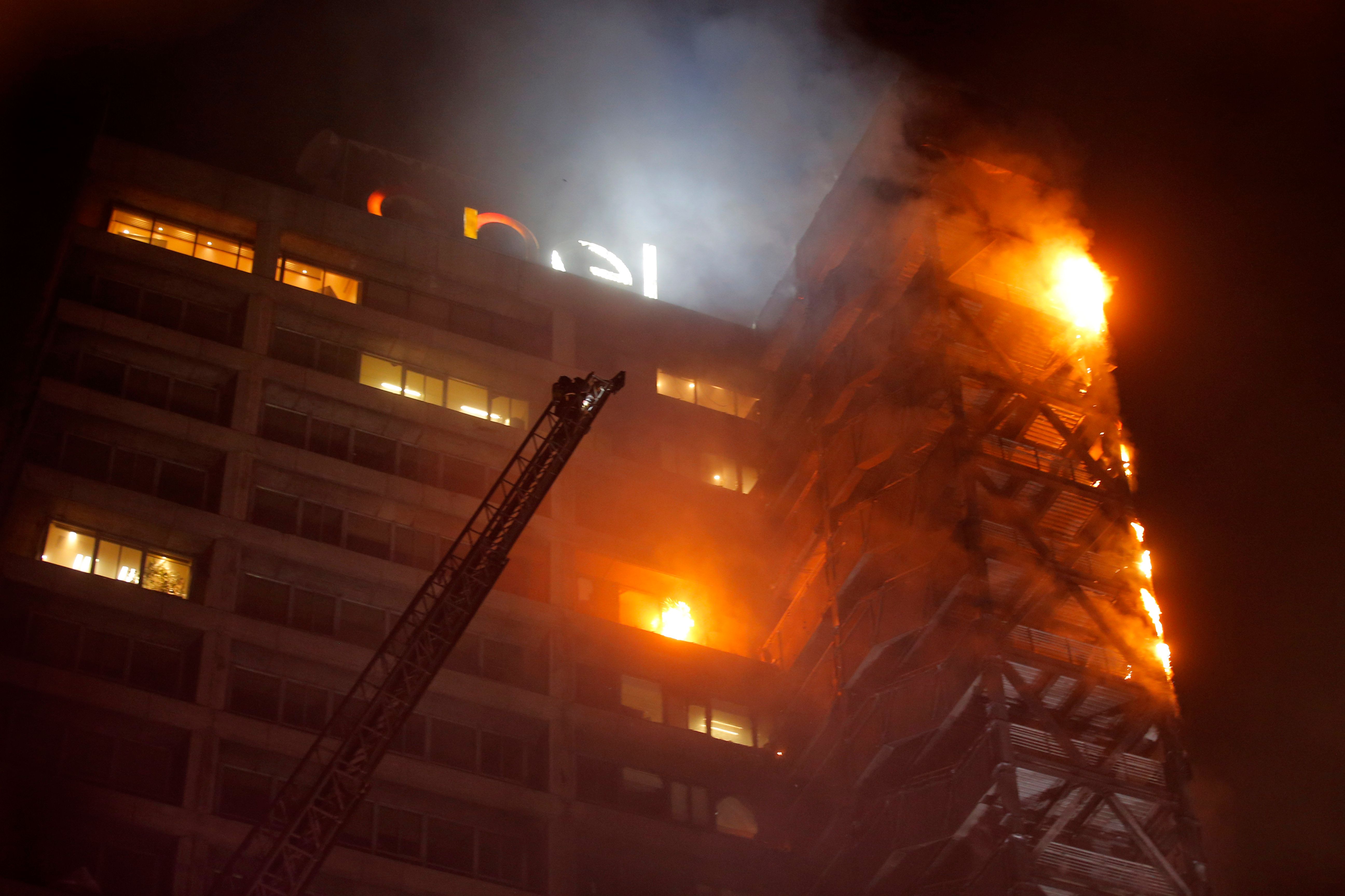 Las llamas envuelven el emblemático edificio Enel en el centro de Santiago el 18 de octubre de 2019. (Foto Prensa Libre: AFP).