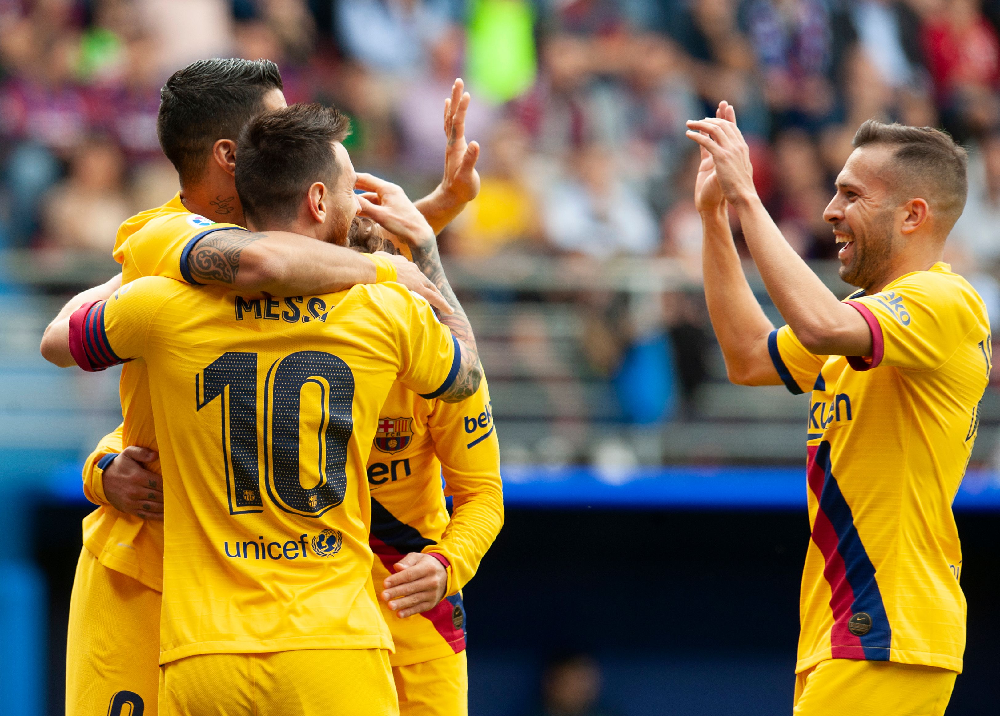 Los jugadores del Barcelona festejan la anotación de Messi en el partido contra el Eibar. (Foto Prensa Libre: AFP).