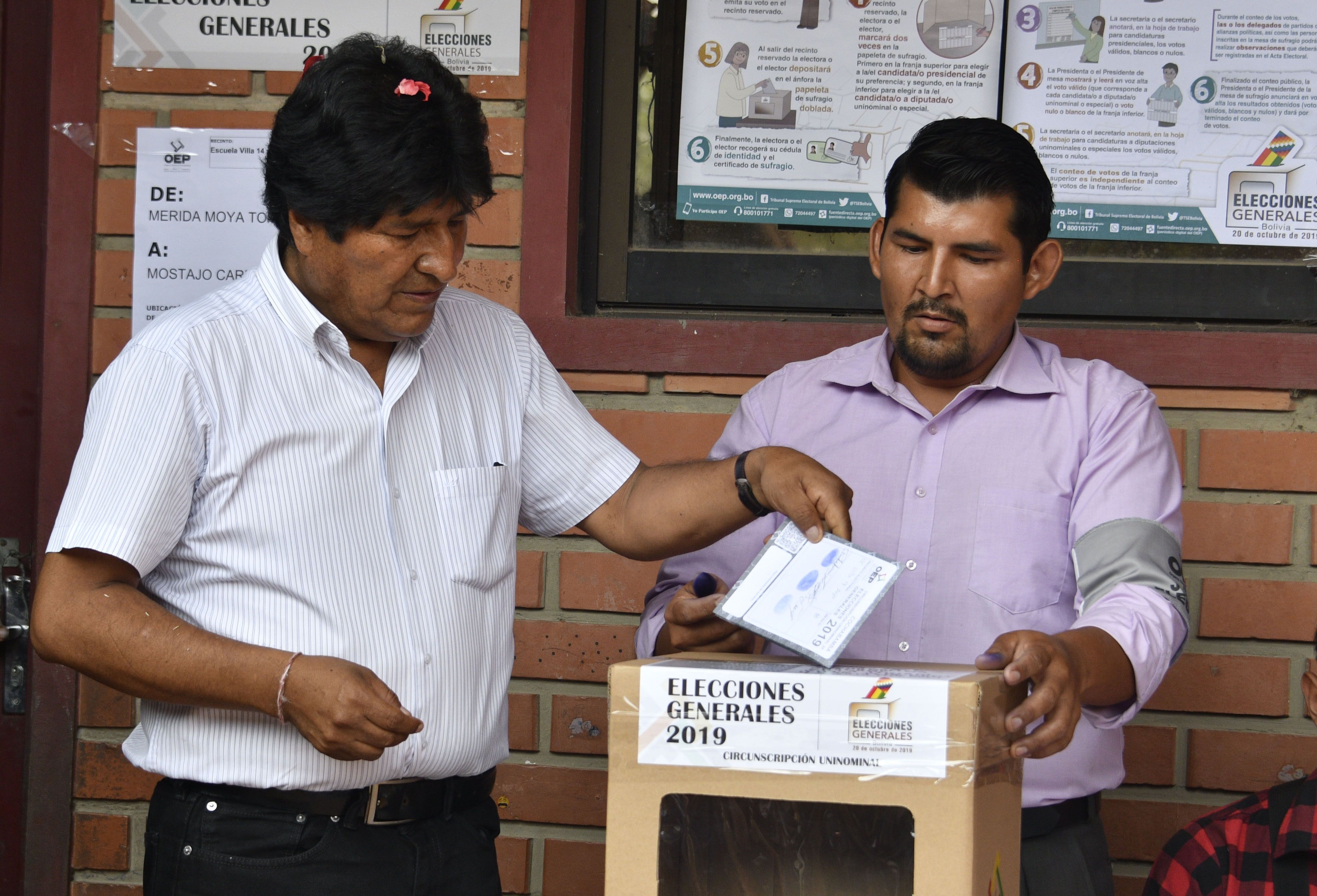 El presidente y candidato presidencial de Bolivia, Evo Morales, emitió su voto durante las elecciones presidenciales en Villa 14 de Septiembre, Chapare, departamento de Cochabamba, Bolivia, (Foto Prensa Libre AFP)