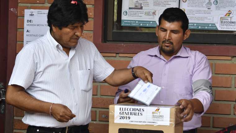 El presidente y candidato presidencial de Bolivia, Evo Morales, emitió su voto durante las elecciones presidenciales en Villa 14 de Septiembre, Chapare, departamento de Cochabamba, Bolivia, (Foto Prensa Libre AFP)