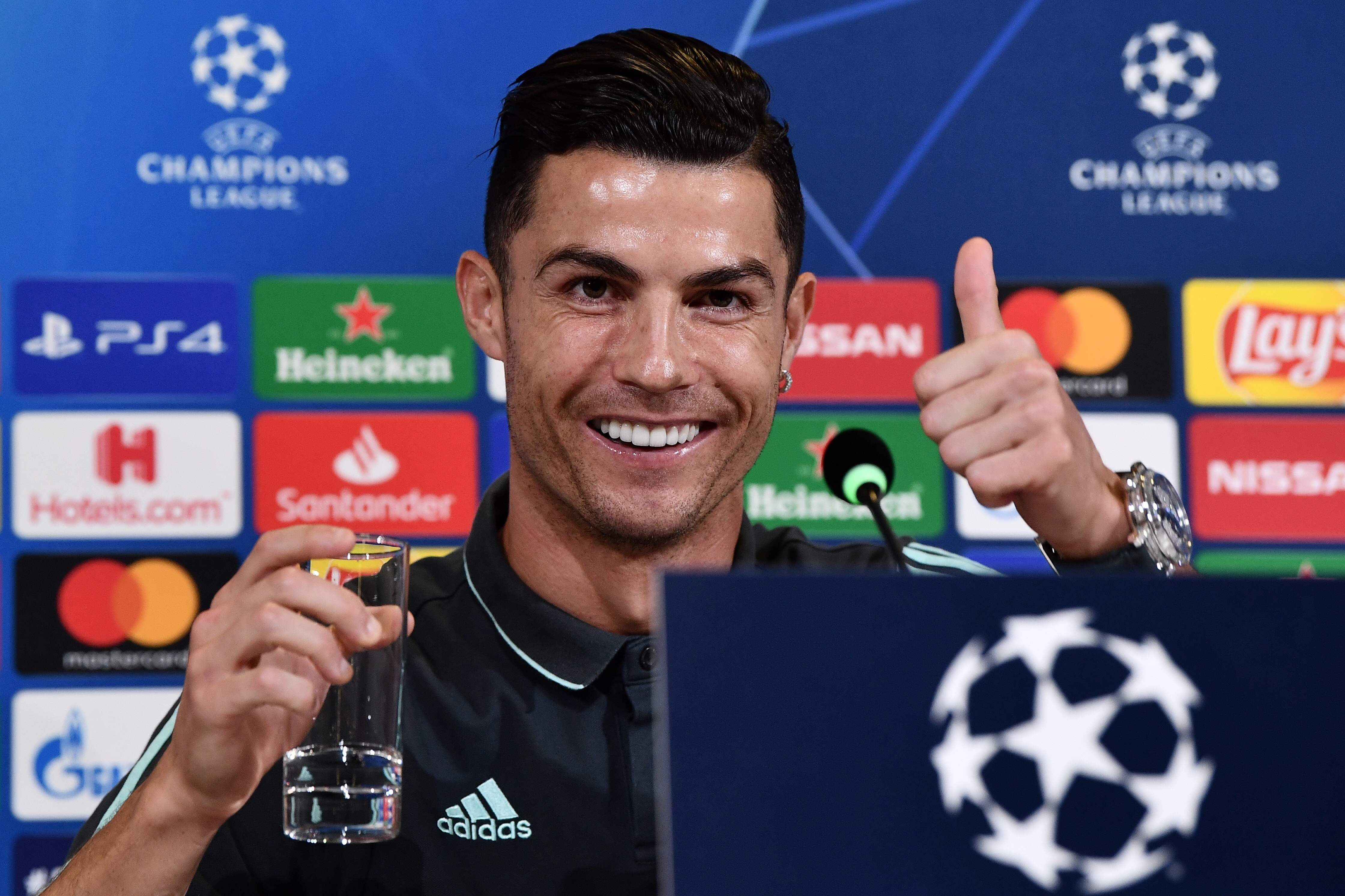 Cristiano Ronaldo sonríe durante la conferencia de prensa de la Champions League. (Foto Prensa Libre: AFP)