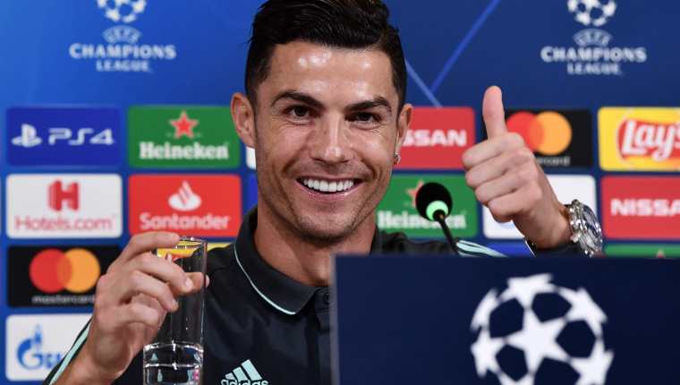 Cristiano Ronaldo sonríe durante la conferencia de prensa de la Champions League. (Foto Prensa Libre: AFP)