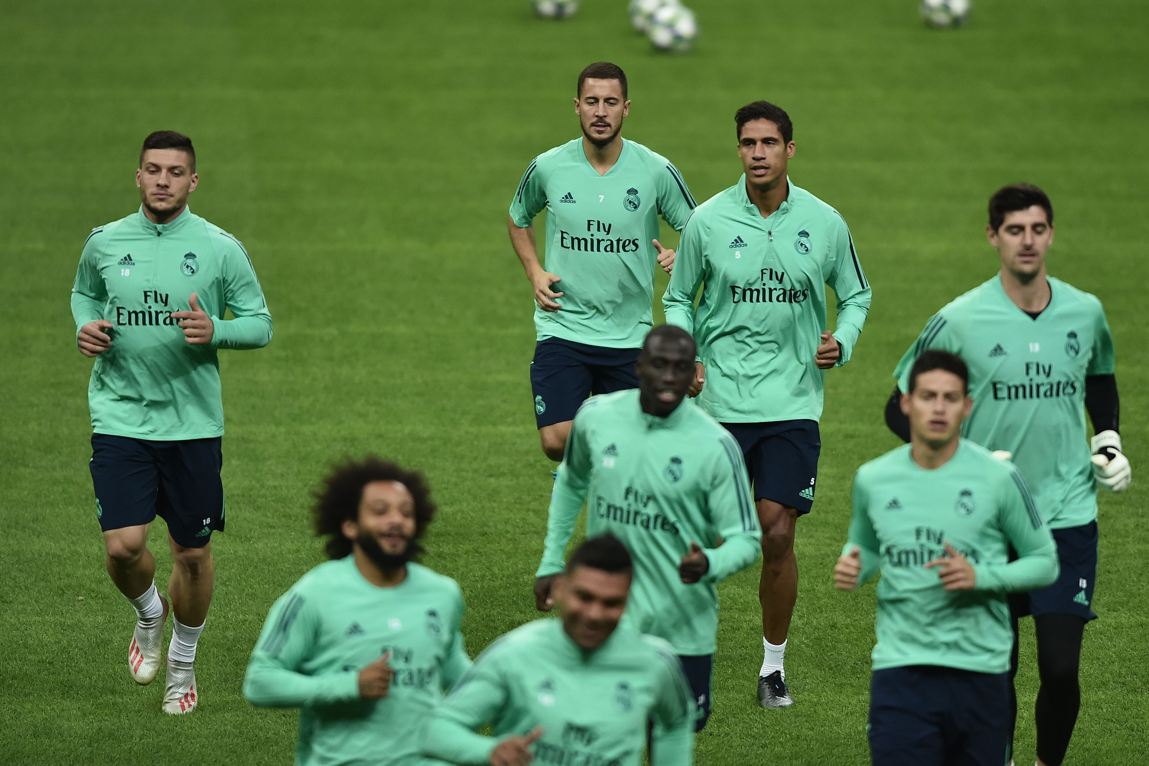 El Real Madrid, durante su entrenamiento, previo a afrontar la Champions League. (Foto Prensa Libre: AFP)