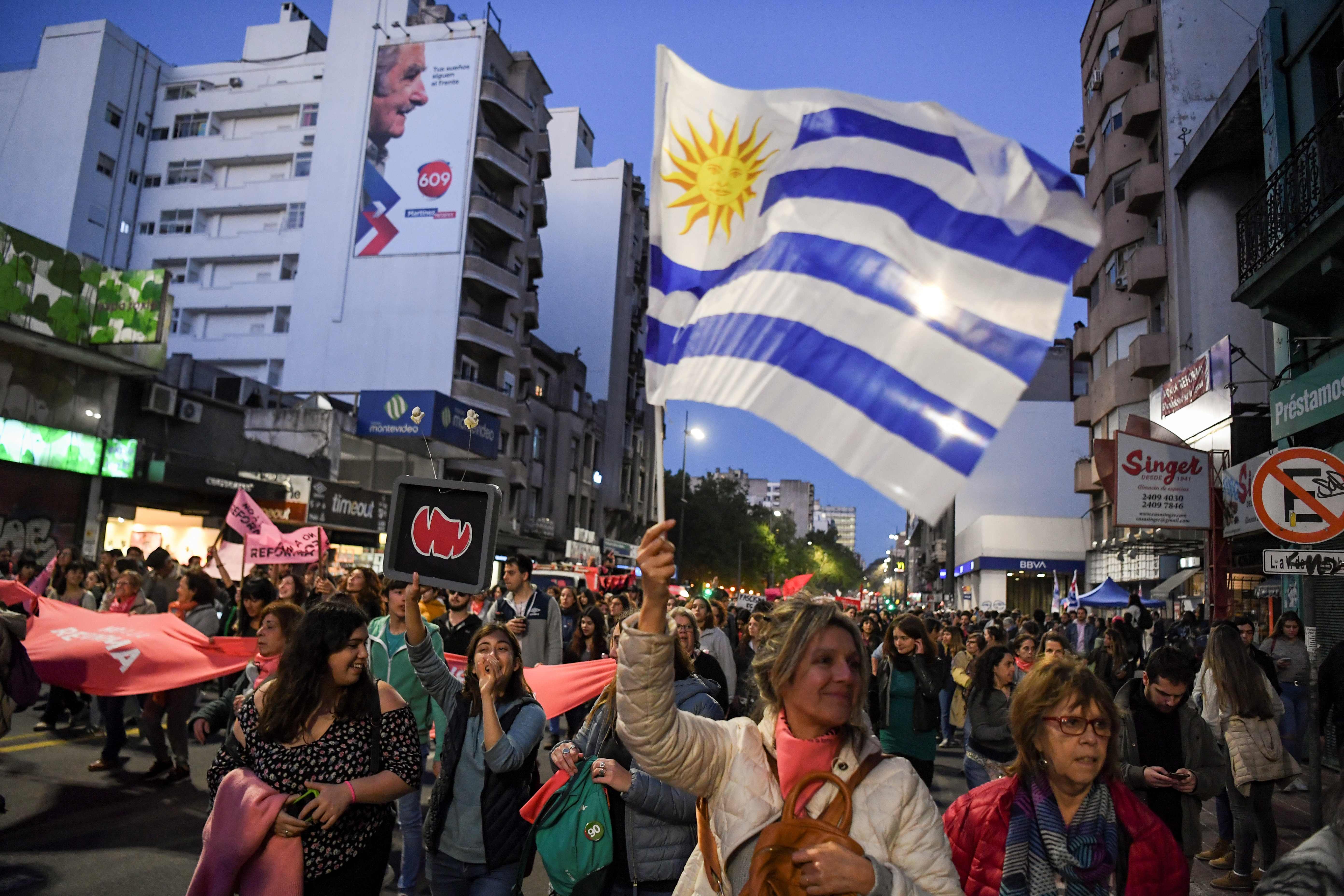 Uruguayos manifiestan en contra de un controvertido proyecto de ley de reforma de seguridad que se votará en las próximas elecciones generales del 27 de octubre, en Montevideo. (Foto Prensa Libre: AFP)