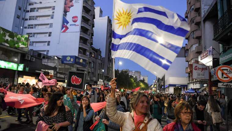 Uruguayos manifiestan en contra de un controvertido proyecto de ley de reforma de seguridad que se votará en las próximas elecciones generales del 27 de octubre, en Montevideo. (Foto Prensa Libre: AFP)