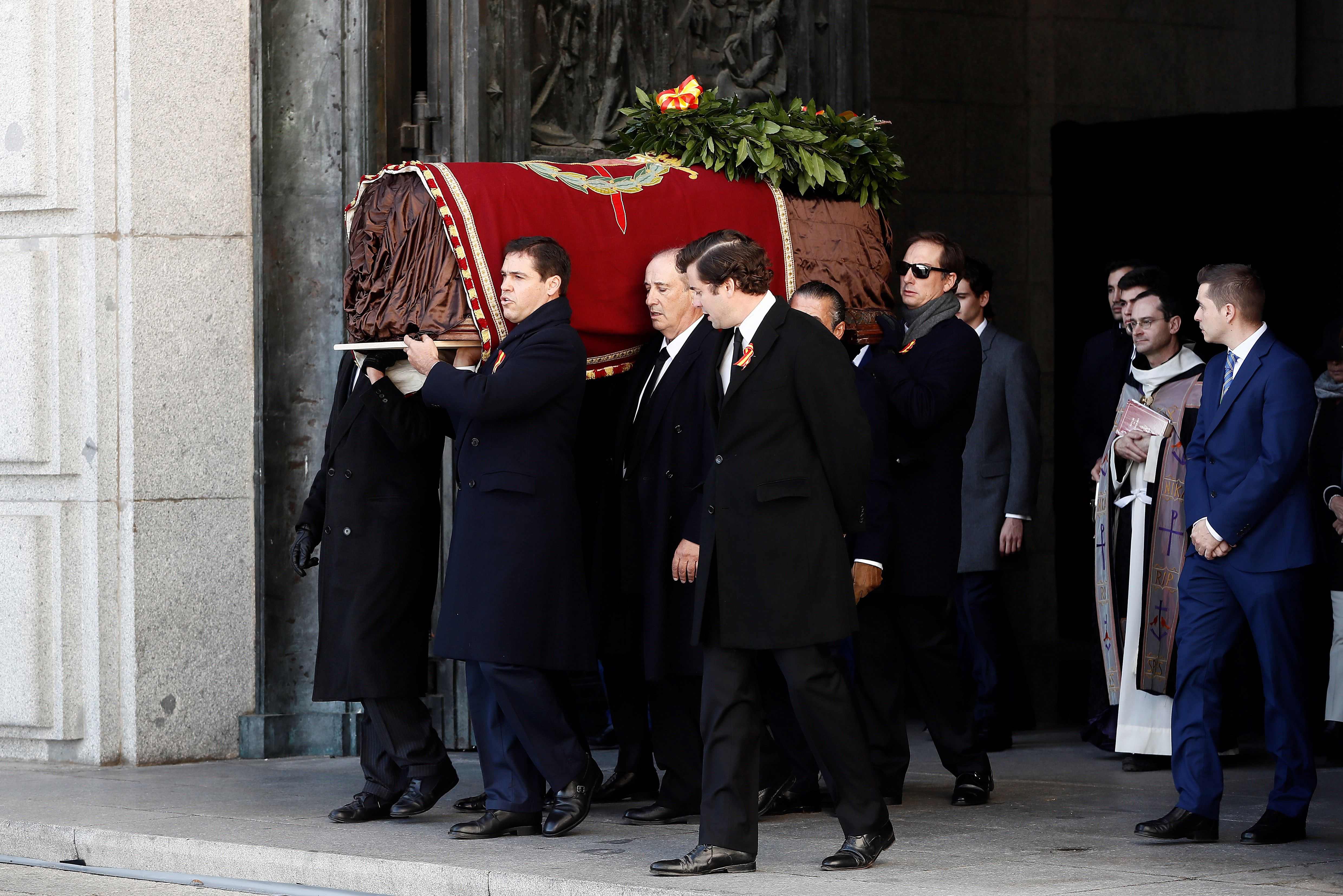 Tras 44 años en el Valle de los Caídos los restos de Franco son extraídos de su tumba. (Foto Prensa Libre: AFP)