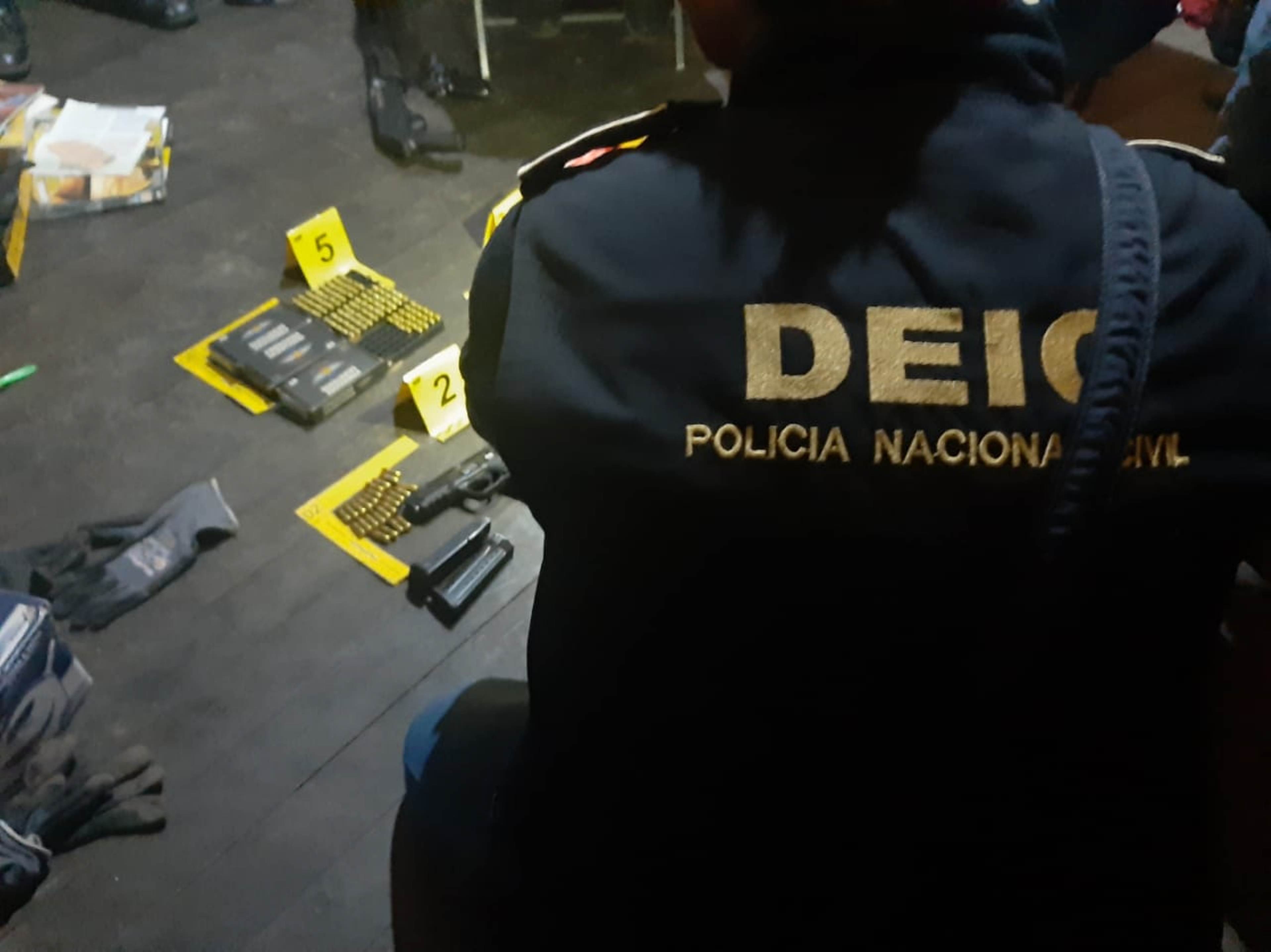 Personal de la PNC y MP encontraron armas y municiones en un allanamiento. (Foto Prensa Libre: María Longo) 