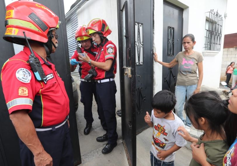 Curiosos permanecen en el lugar donde el perro atacó a la niña (Foto: Prensa Libre:  Érick Ávila).