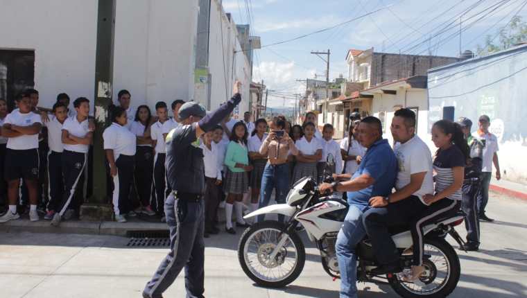 En Jutiapa es común que las personas sobrecarguen los vehículos y que se conduzcan sin casco protector. (Foto Prensa Libre: Tomada de Facebook)