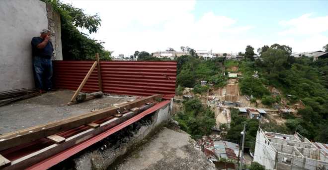 Según los vecinos una de las viviendas tuvo que ser evacuada porque un cuarto cayó al vacío. Foto Prensa Libre: Óscar Rivas