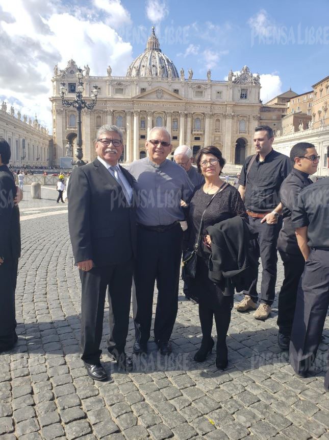 Monseñor Álvaro Ramazzini junto a la comitiva guatemalteca que lo acompaña en Ciudad del Vaticano, donde el Papa lo proclama cardenal. (Foto Prensa Libre: Otoniel Fernández)