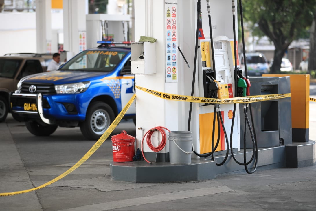 Agentes de la Policía Nacional Civil resguardan una gasolinera en la zona 9, donde ocurrió un ataque armado. (Foto Prensa Libre: Carlos Ovalle)