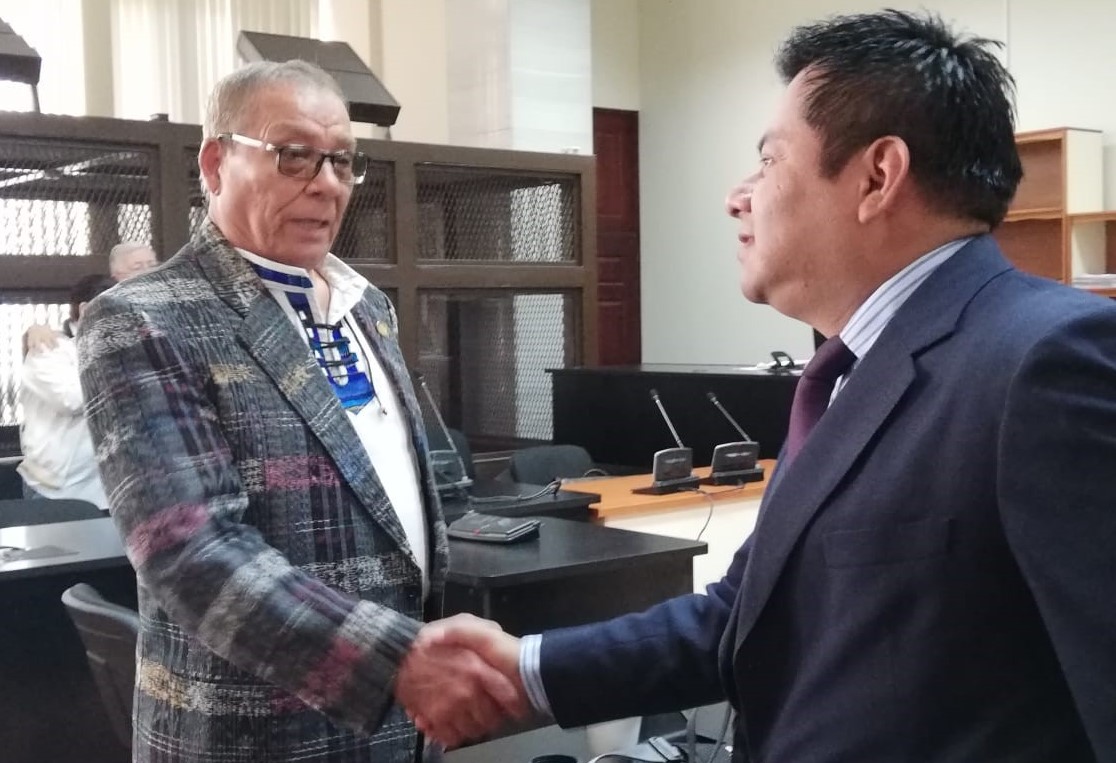 Manuel Benedicto Lucas García y Santiago Choc se saludan al terminar diligencia en el Juzgado de Mayor Riesgo B. (Foto Prensa Libre: Edwin Pitán) 