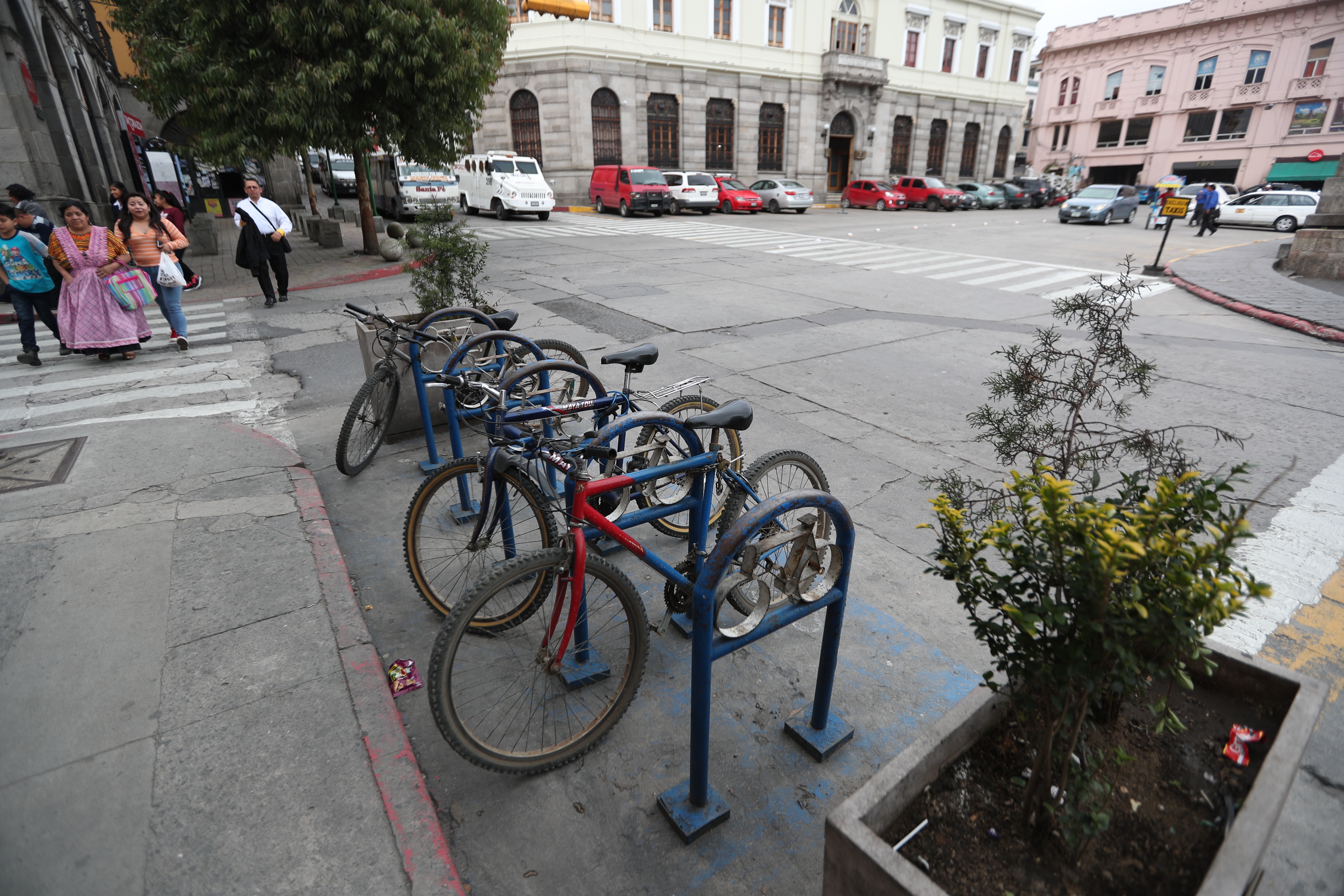 Este fue el primer biciparqueo instalado en el 2012, está ubicado en la 12 avenida, zona 1, cerca del Pasaje Enríquez. (Foto Prensa Libre: María Longo) 