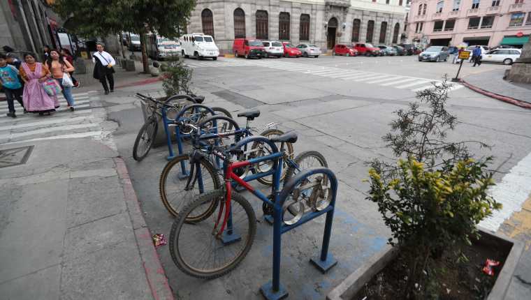 Este fue el primer biciparqueo instalado en el 2012, está ubicado en la 12 avenida, zona 1, cerca del Pasaje Enríquez. (Foto Prensa Libre: María Longo) 