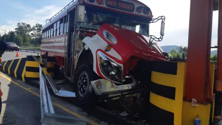 Bus que se accidentó en el peaje de la autopista Palín-Escuintla. (Foto Prensa Libre: @SantosDalia). 