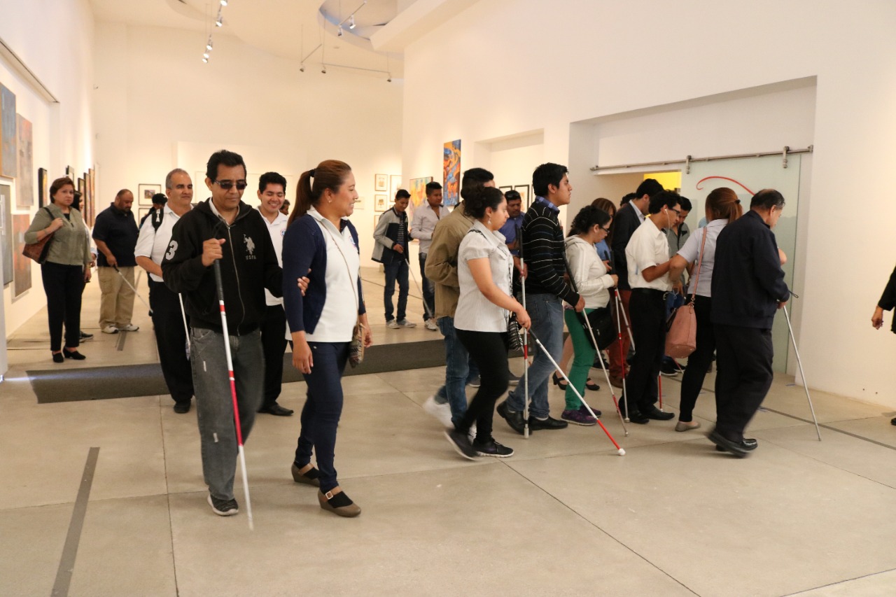 Con el uso del bastón blanco, muchas personas con discapacidad visual se movilizan sin complicaciones. (Foto Prensa Libre: Cortesía)